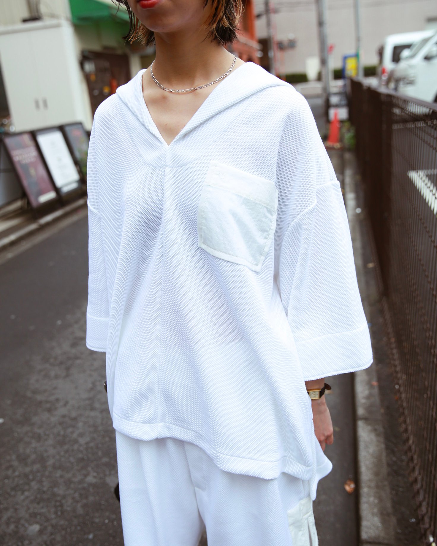 白Tに白のショーツを合わせた女性モデル