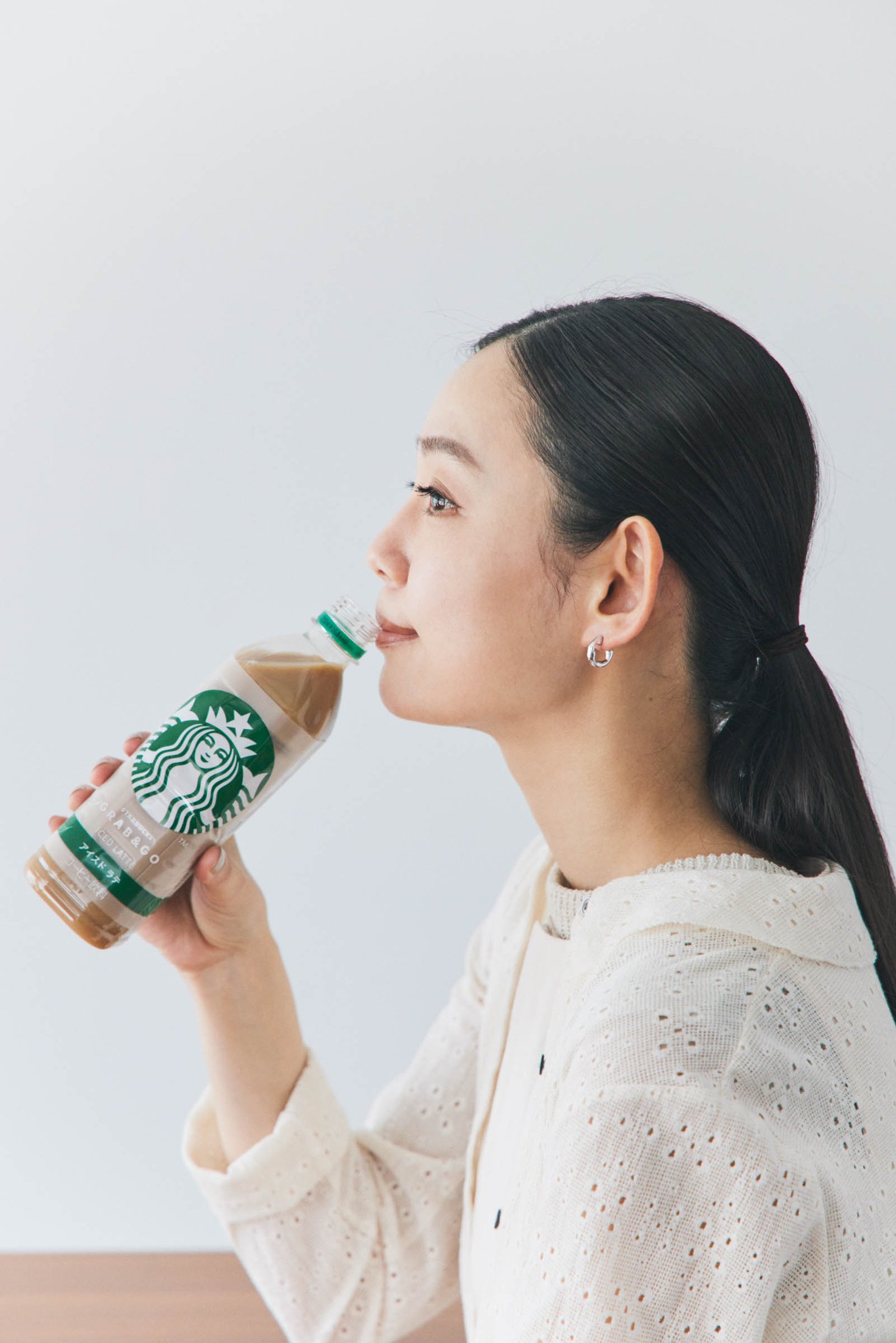 ドリンクを飲む女性の横顔