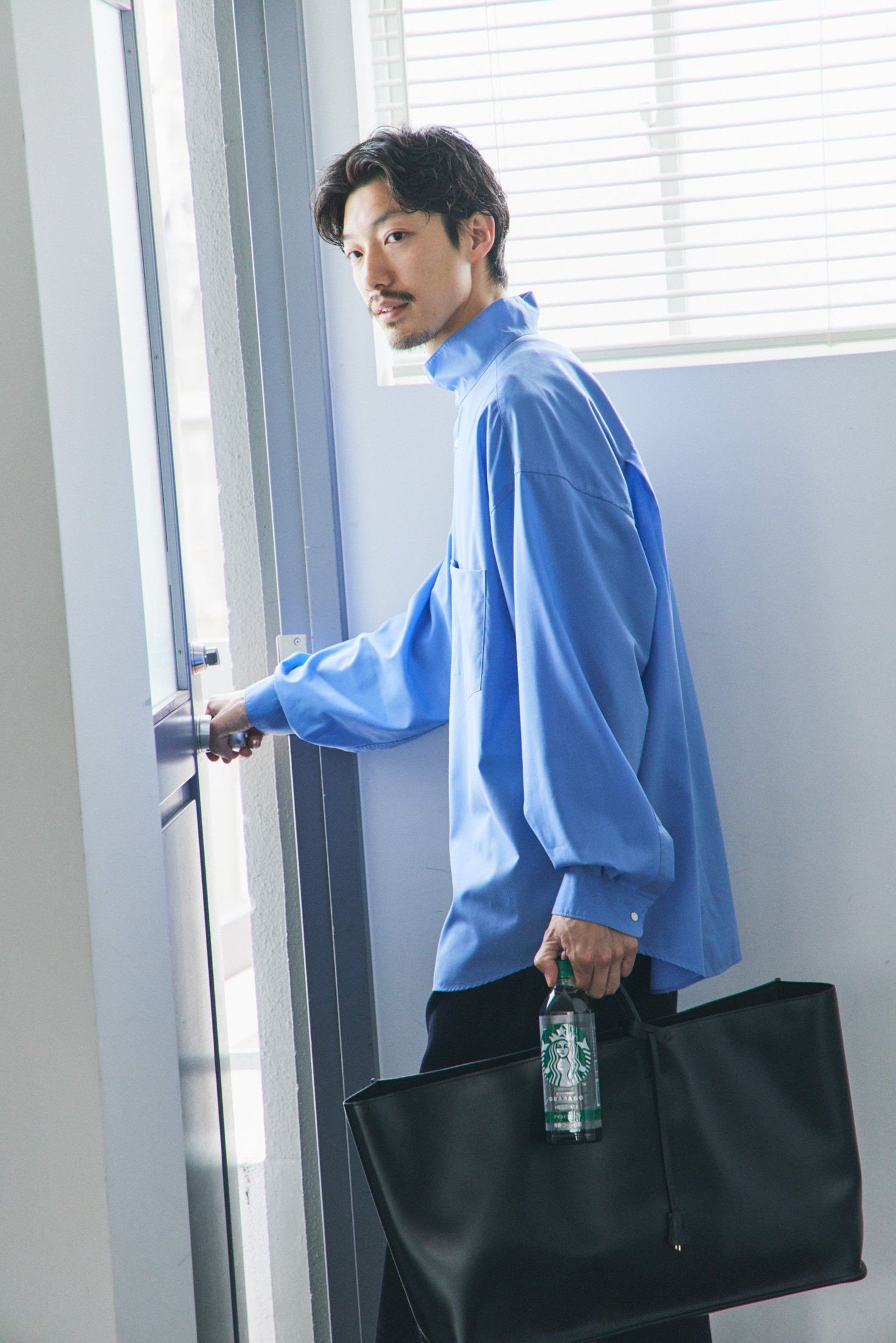 シャツを着た男性