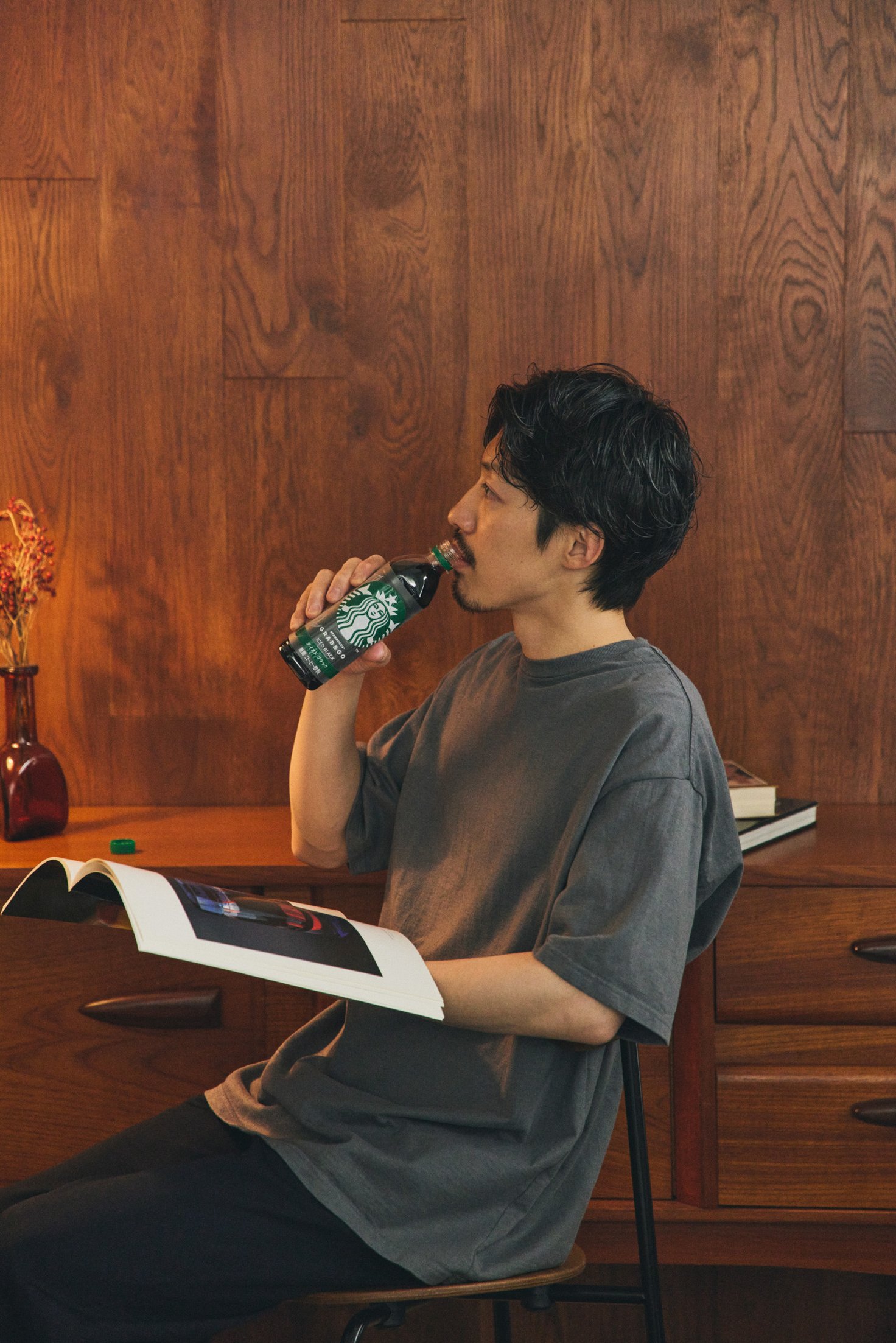 スターバックスのボトルを手に持った男性