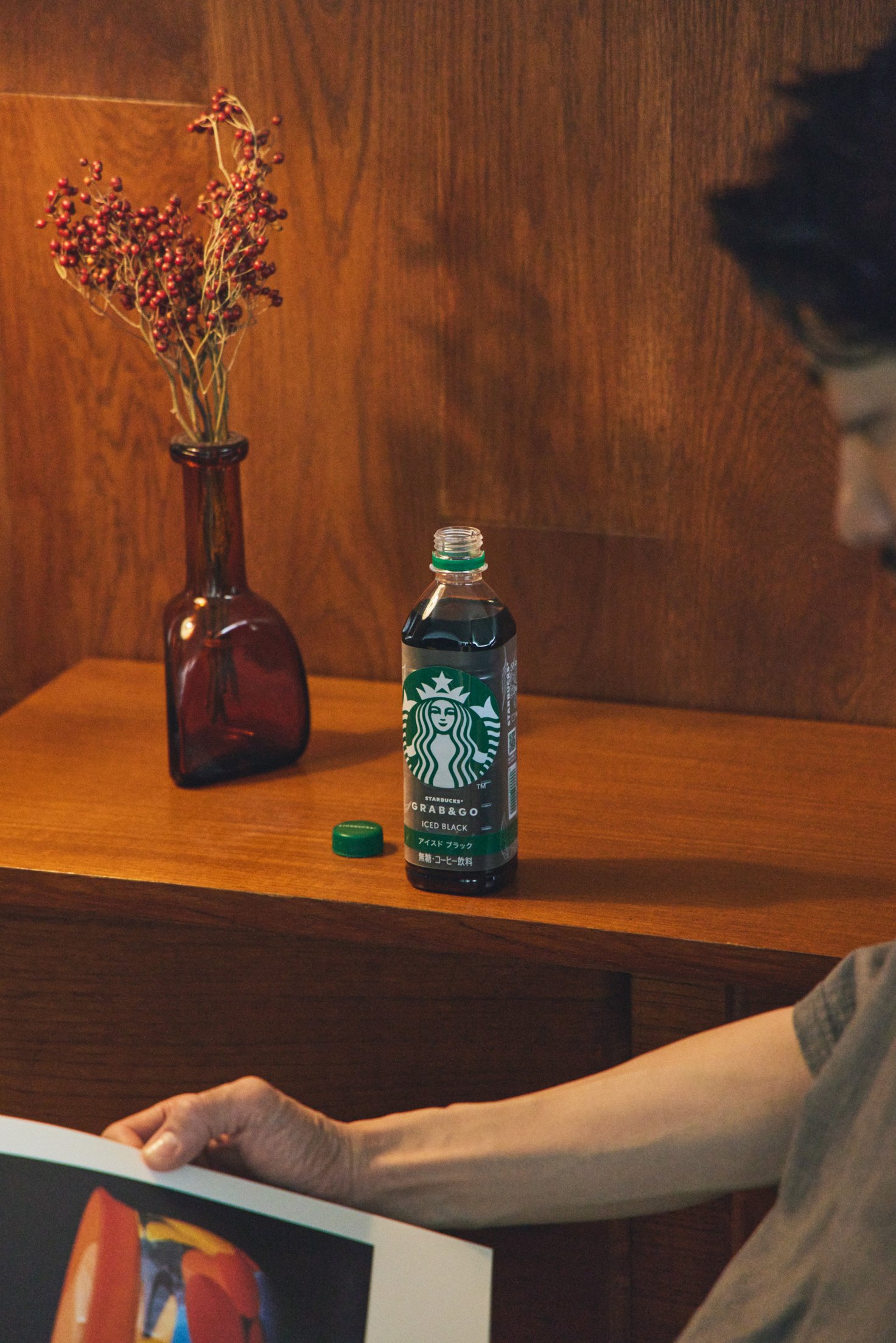 スターバックスのボトルと男性