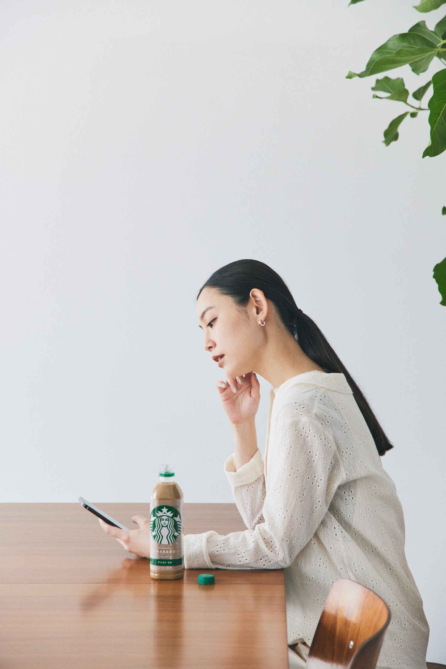 スマートフォンを操作する女性