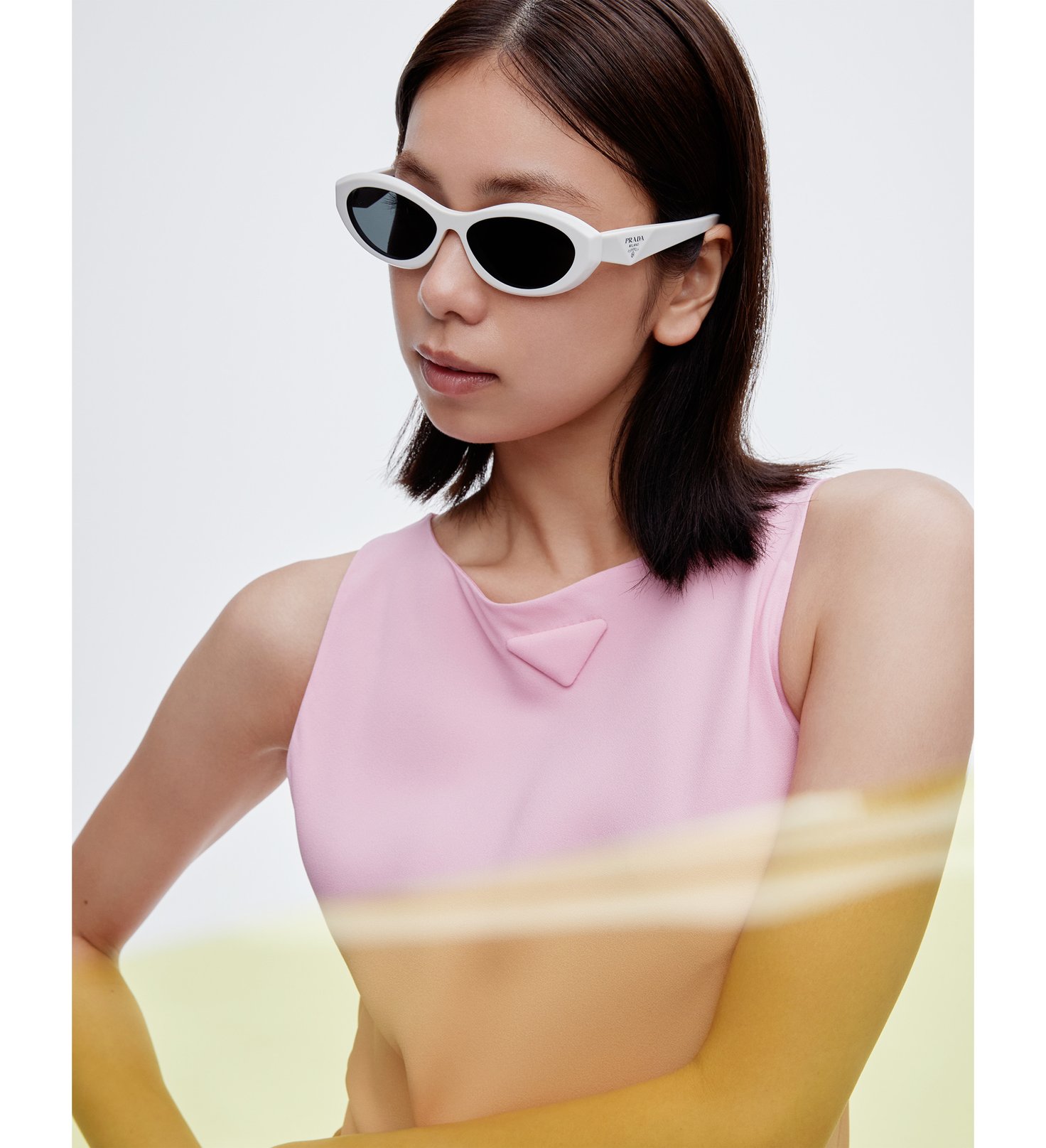 「0PR 26ZSF 17K08Z」(フレーム:ホワイト/レンズ:ダークグレー)5万8630円