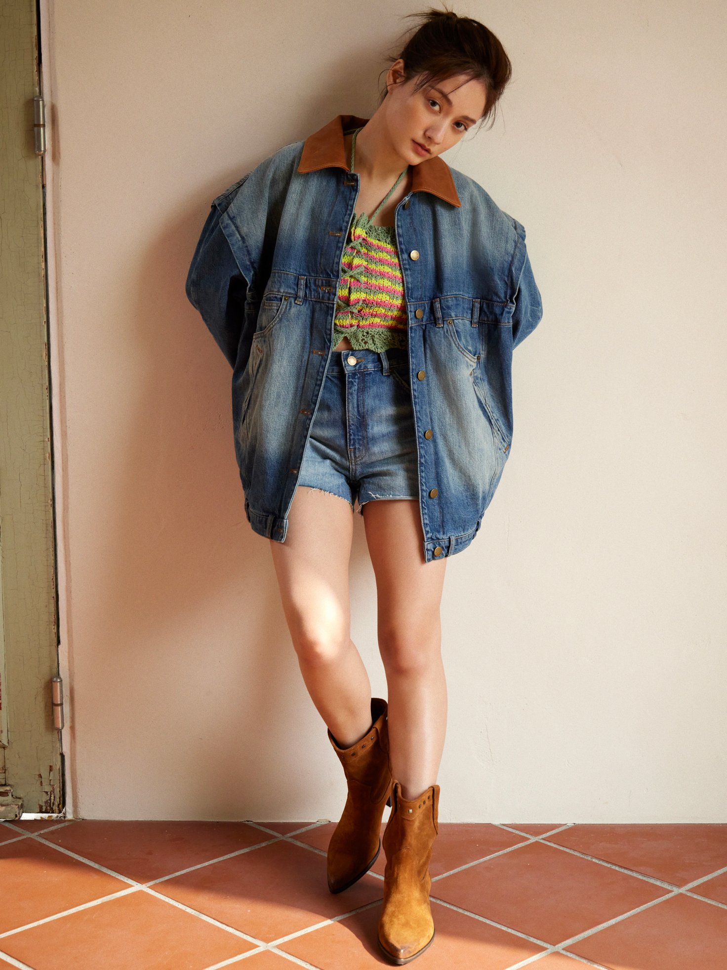 「メリダ」レザーディテール デニムジャケット 10万5600円、「イーカ」クロシェットニット トップ 3万6300円、「カンクーン」デニム ショート パンツ 3万9600円、「レオン」カウボーイ ブーツ 7万8100円