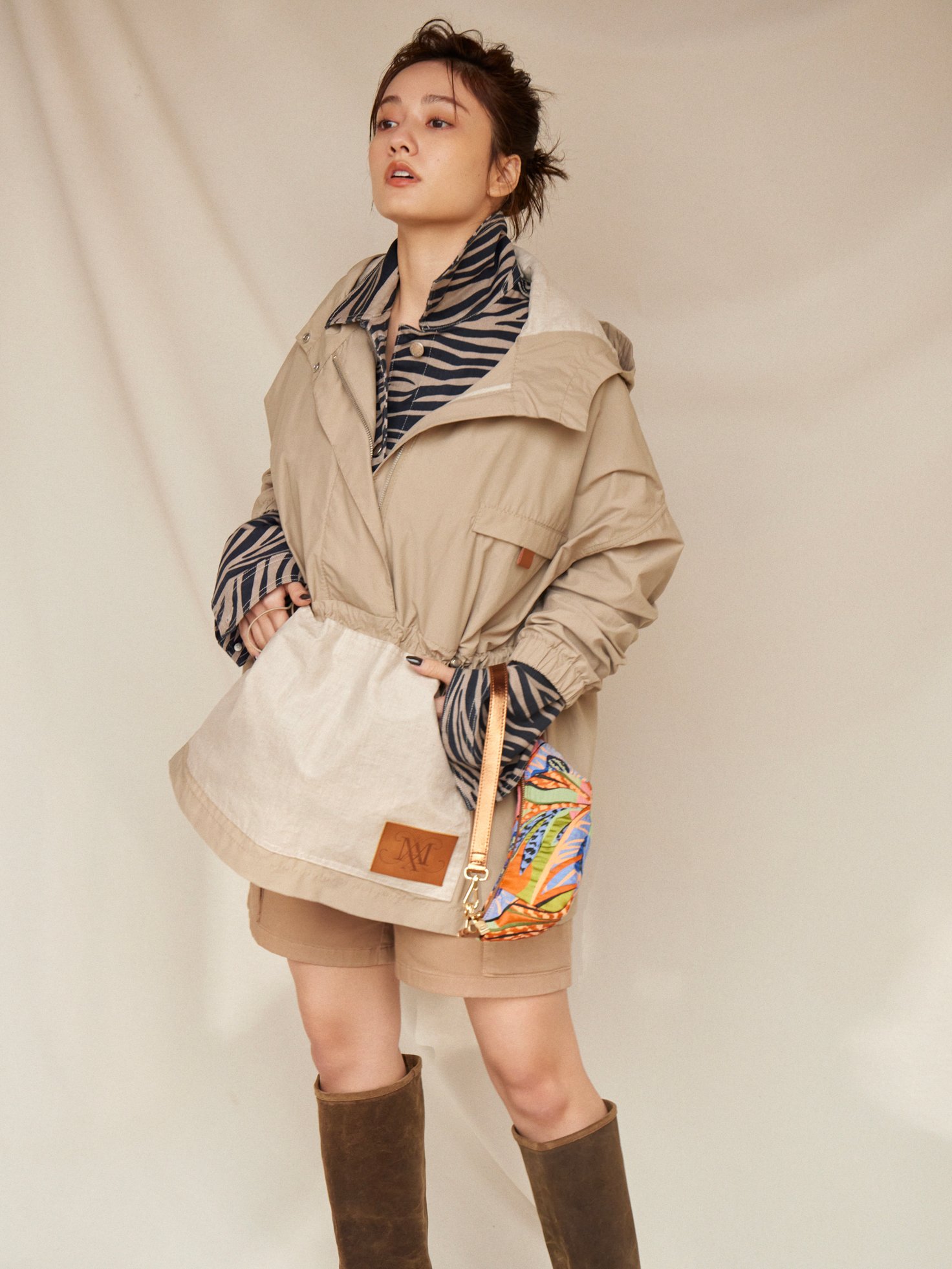 「ロレッラ」フーデッド アノラックパーカー 6万38000円、「チェザーレ」コットン ドリル シャケット 5万2800円、「サルタ」コットン カーゴ ショーツ 3万9600円、「ジャカードハグ」ジャカード ミニ ハグ バッグ(H8cm×W24cm×D9cm)2万8600円、「カントリーブーツ」スエード バイカー ブーツ 10万4500円