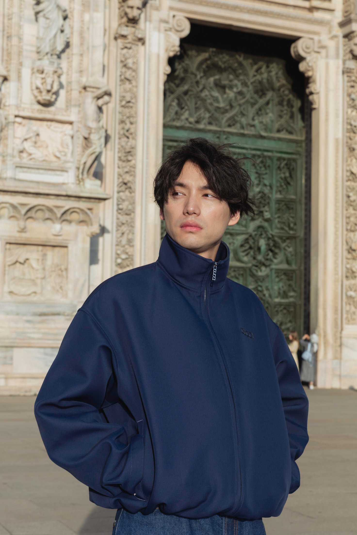 大聖堂「ドゥオーモ」の前に立つ男性