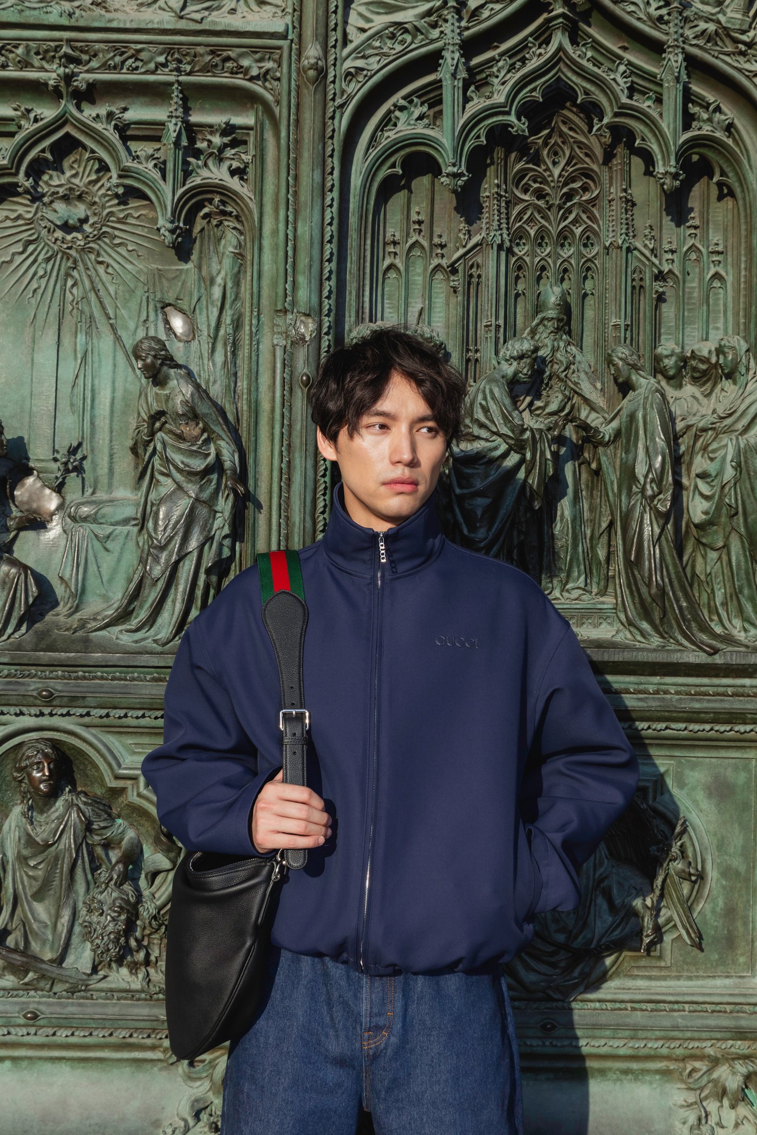 大聖堂「ドゥオーモ」の前に立つ男性