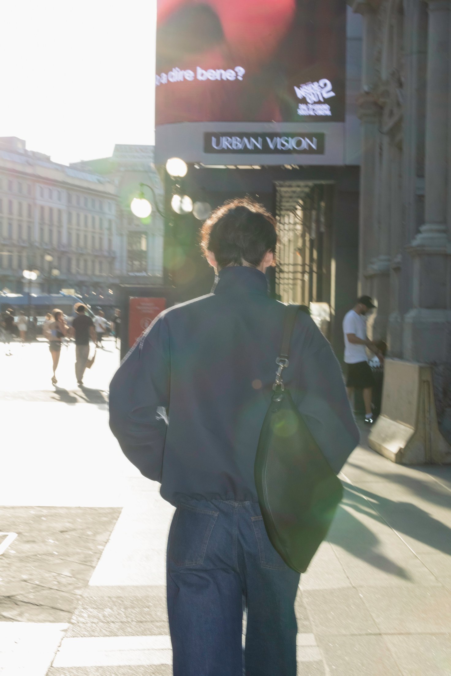 ミラノの街を散策する男性