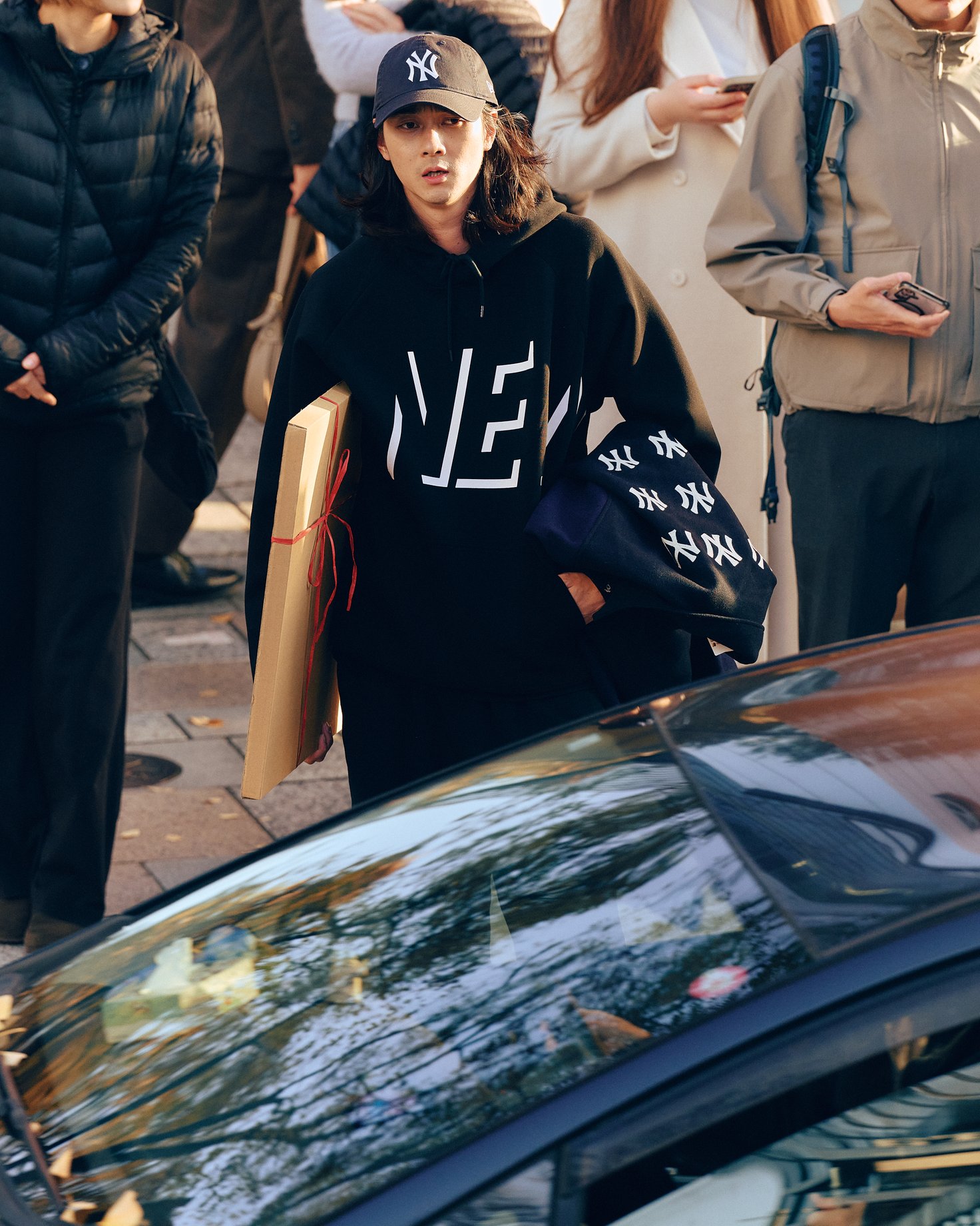 信号待ちをする栁俊太郎