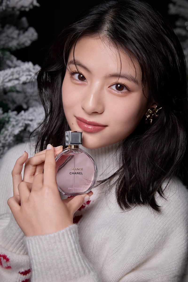出口夏希が「シャネル」のフレグランスと迎えるホリデー 心ときめく