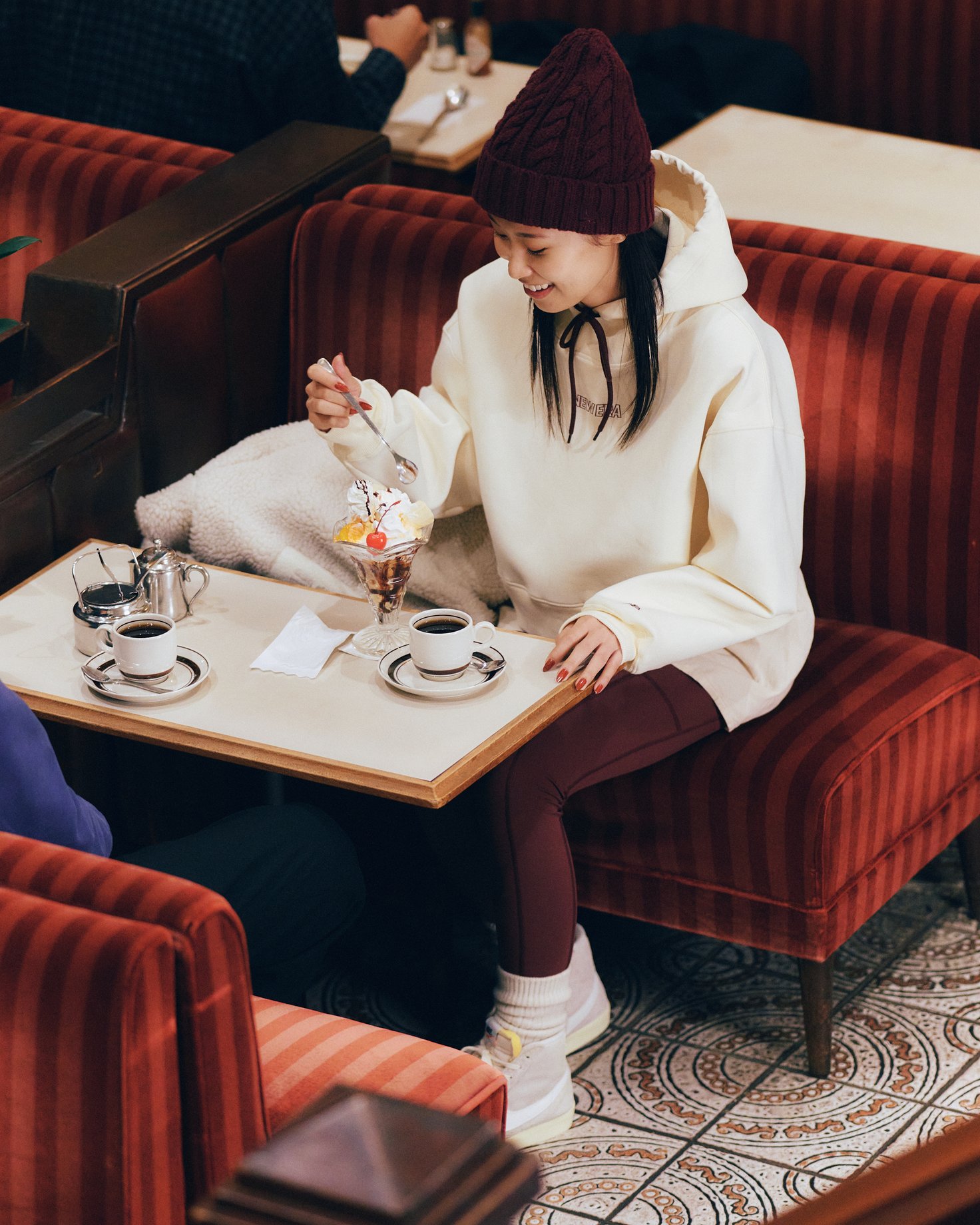 喫茶店でチョコレートパフェを食べる西村碧莉