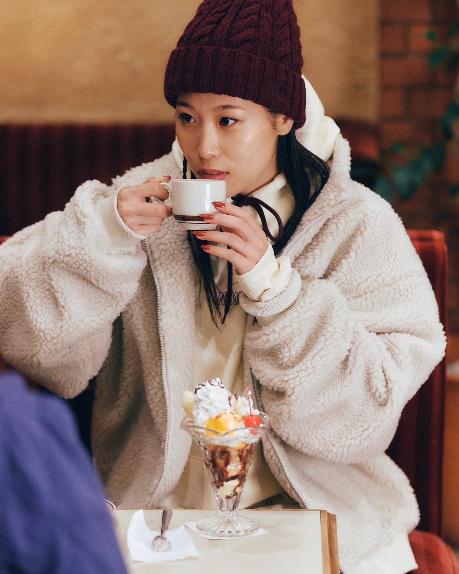 喫茶店でコーヒーを飲む西村碧莉