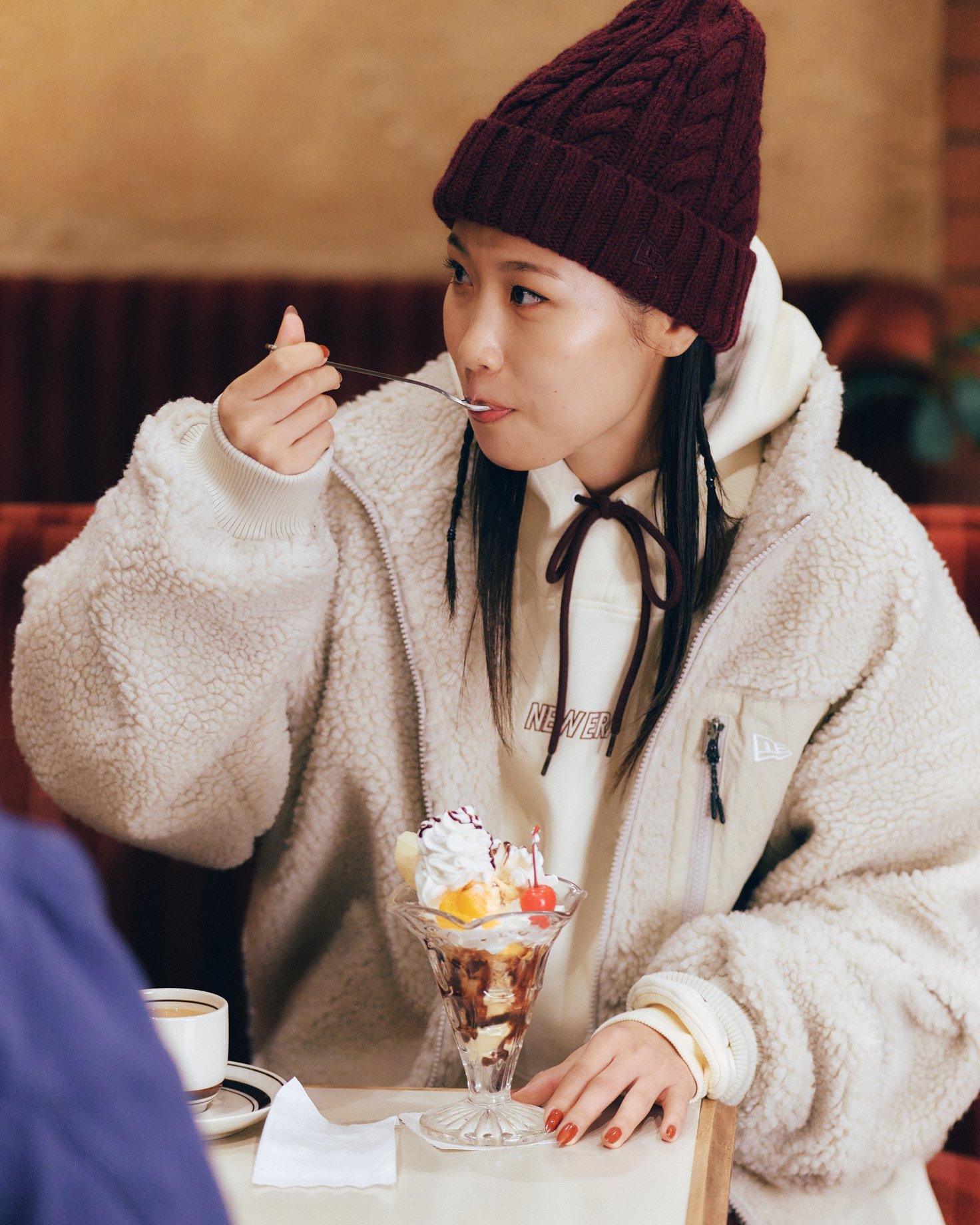 喫茶店でチョコレートパフェを食べる西村碧莉