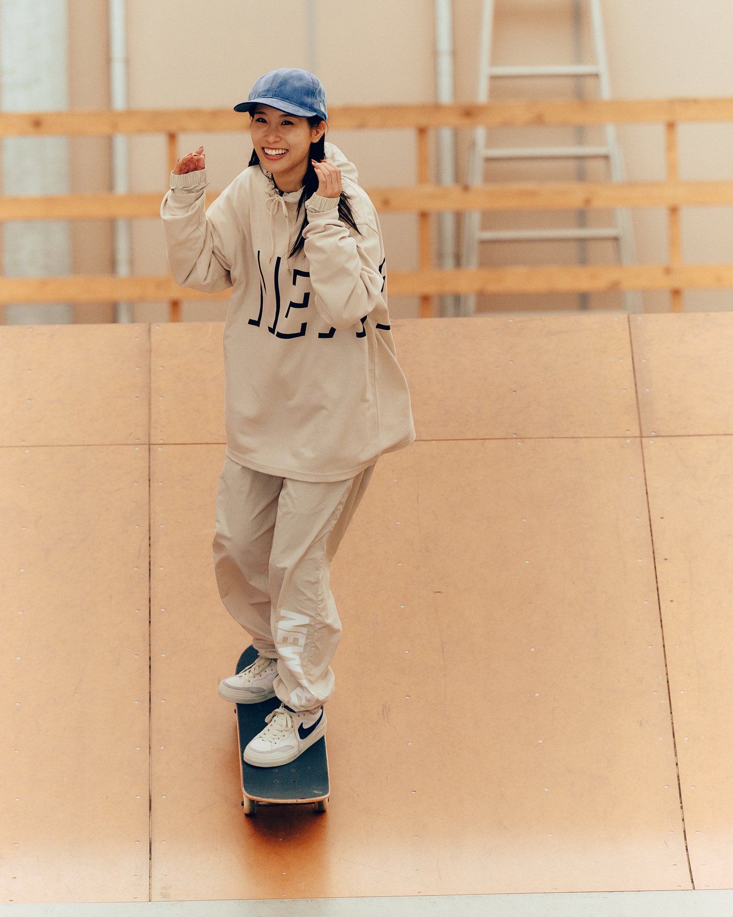 スケートボードに乗って滑る西村碧莉の正面全身