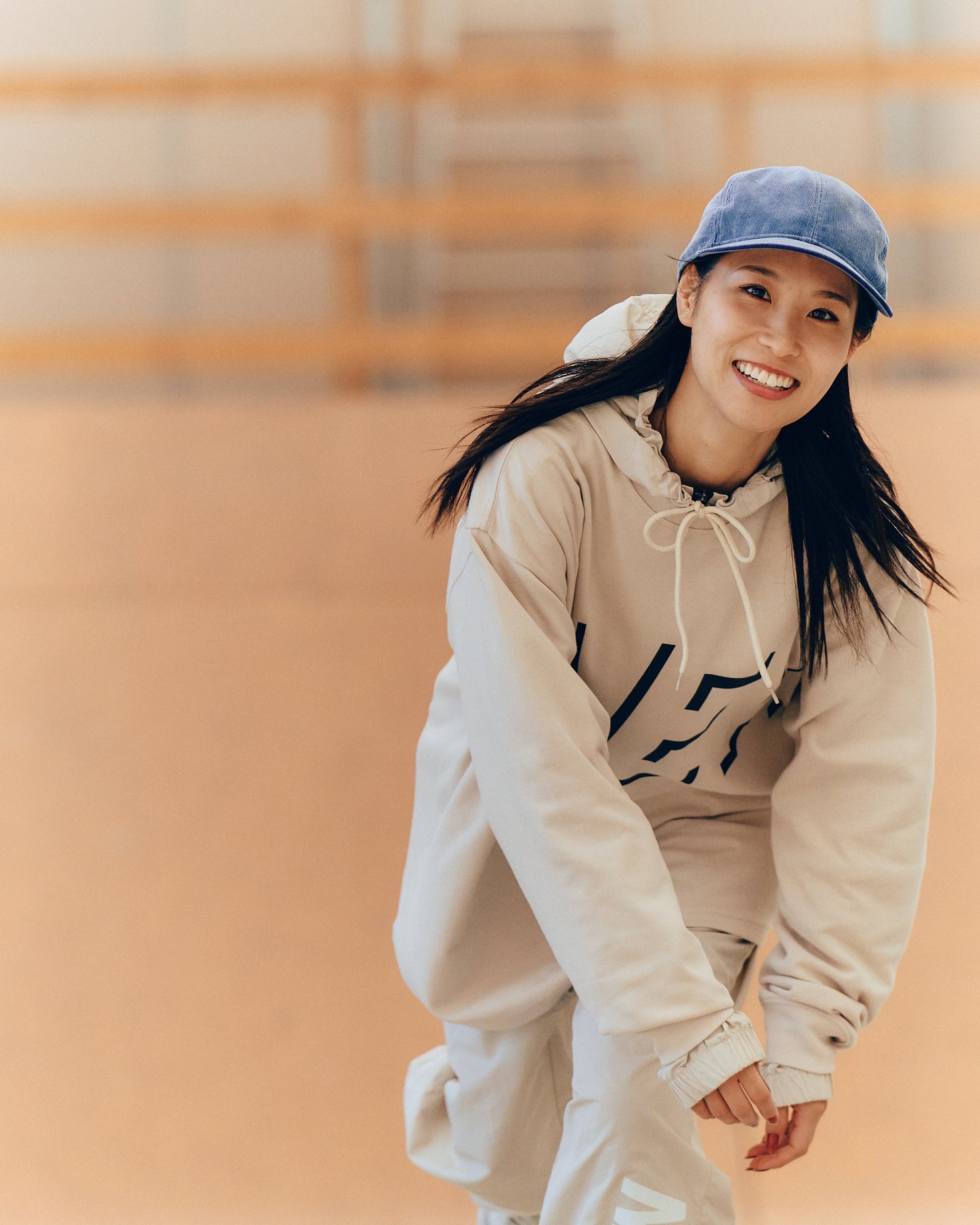 スケートボードに乗って滑る西村碧莉の正面膝上