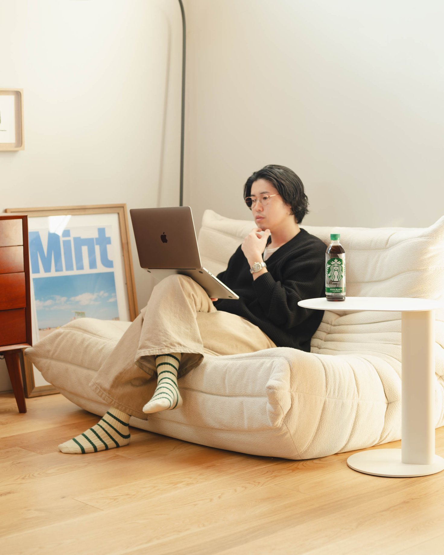 パソコンを見る男性