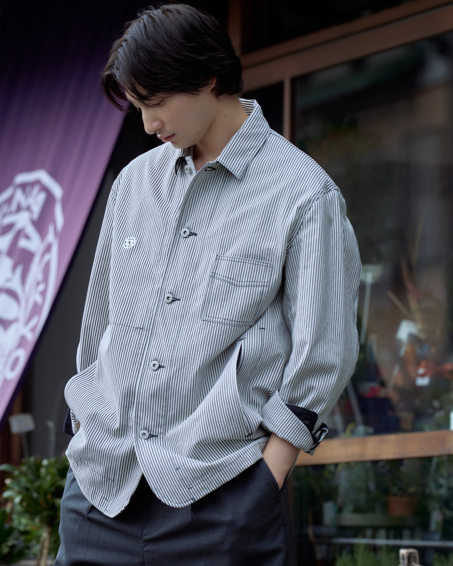 ユースオブザウォーターの洋服を着た男性モデル