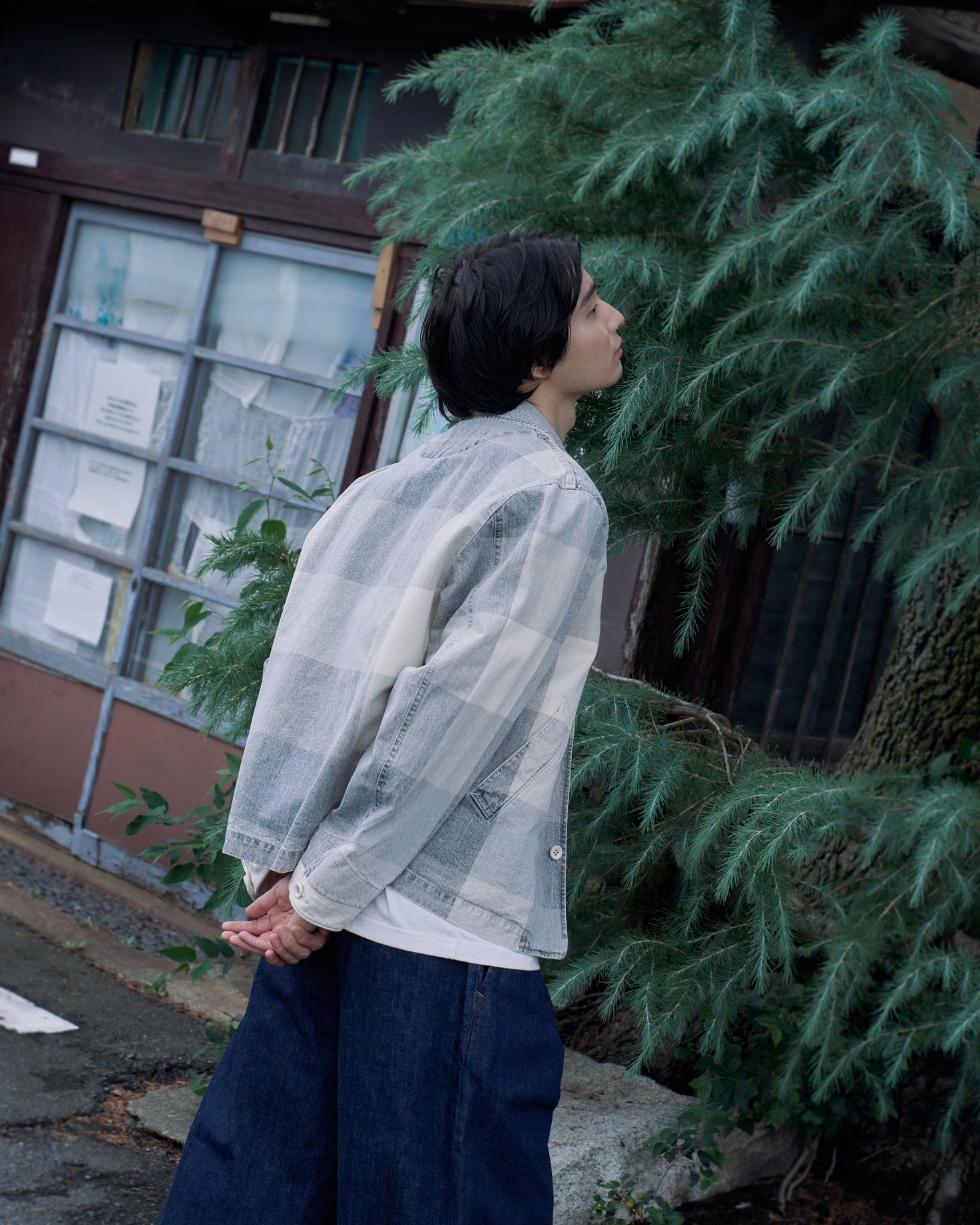 ユースオブザウォーターの洋服を着た男性モデル