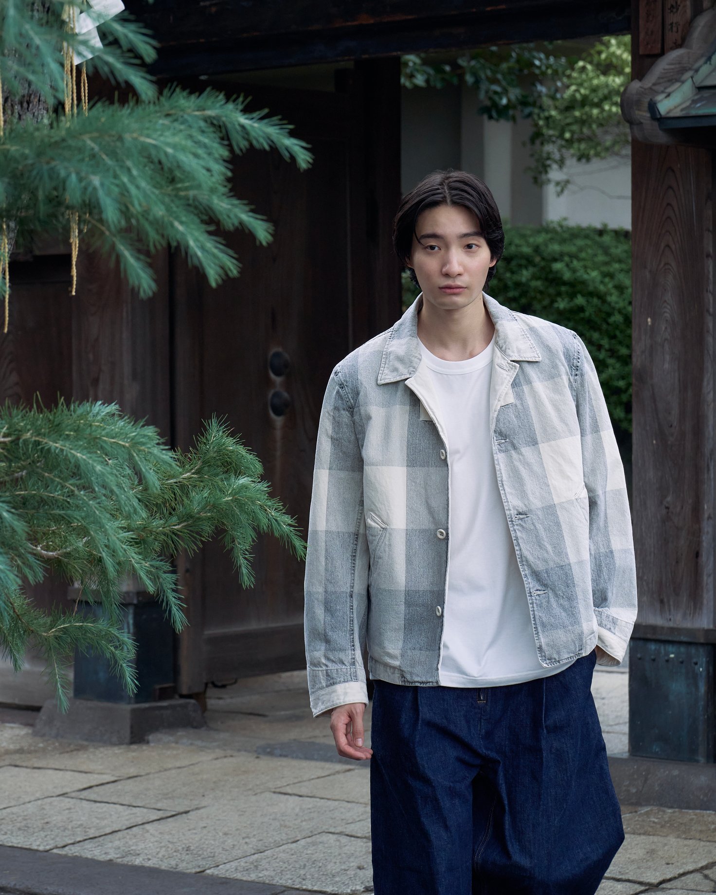 ユースオブザウォーターの洋服を着た男性モデル