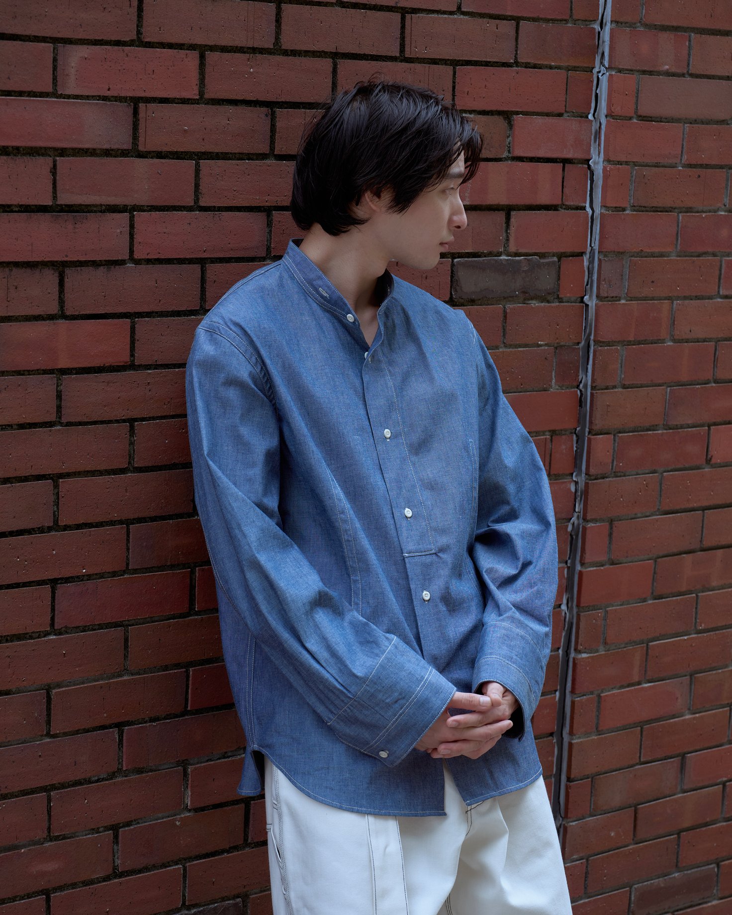 ユースオブザウォーターの洋服を着た男性モデル