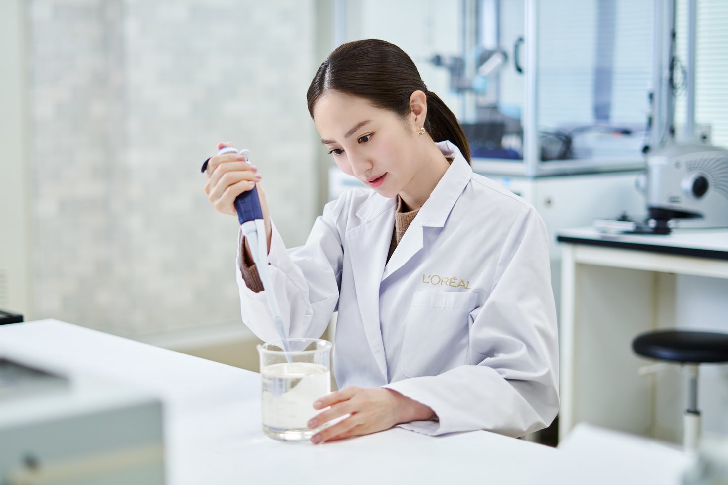 クレンジング開発を体験する堀田茜