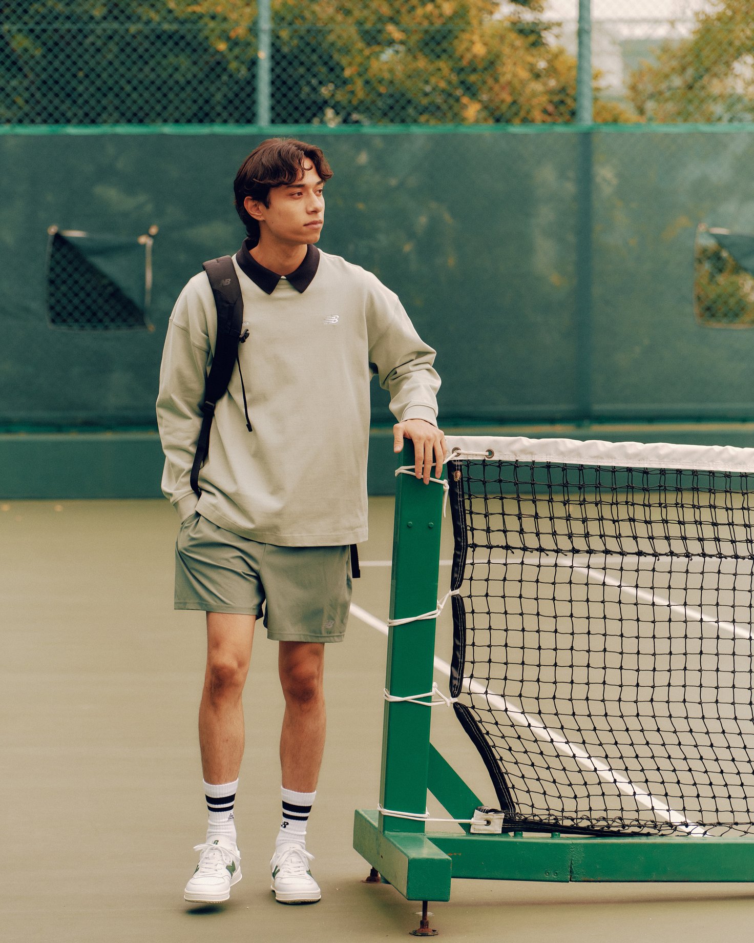 テニスコートに立つモデル