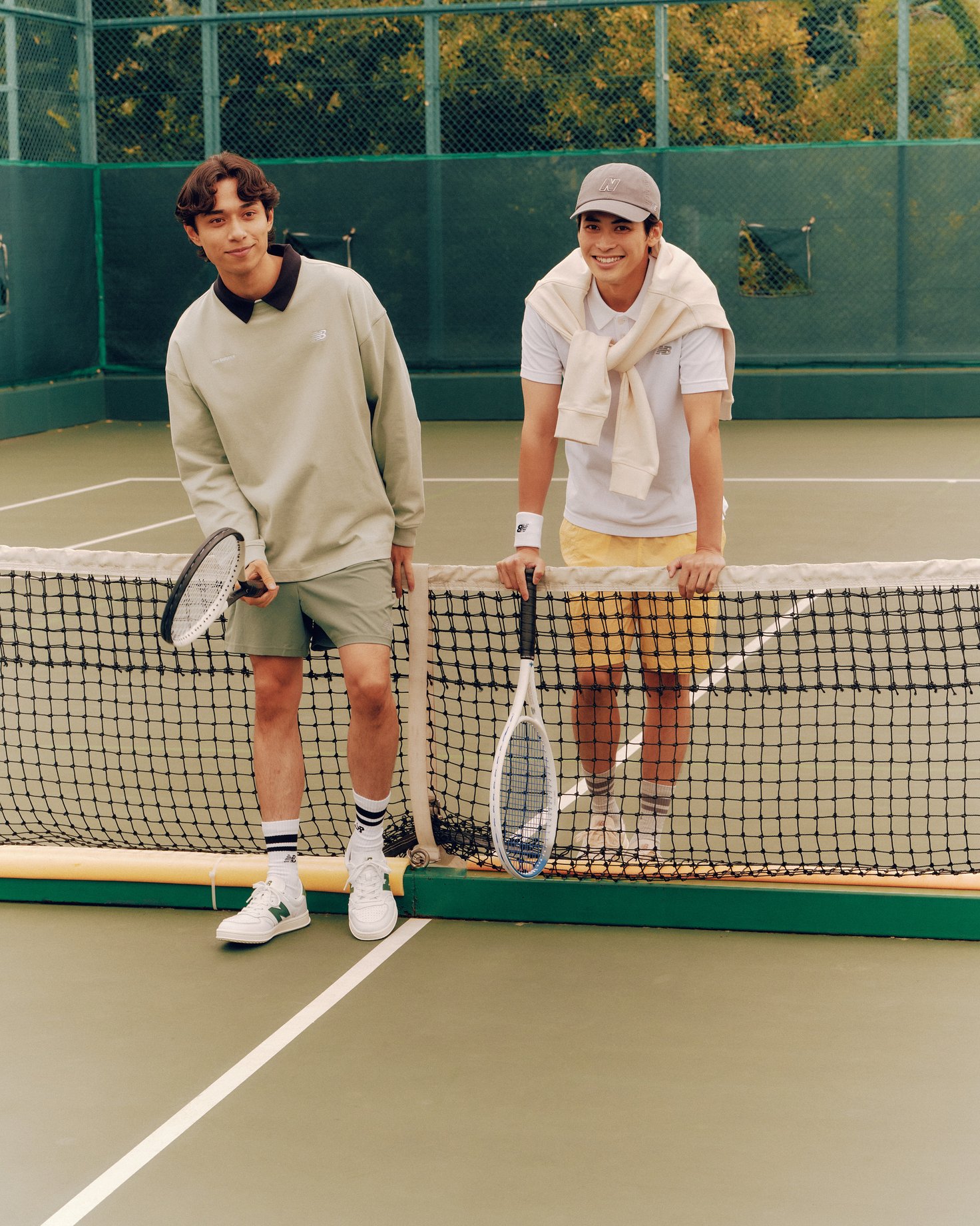 テニスコートに立つモデル