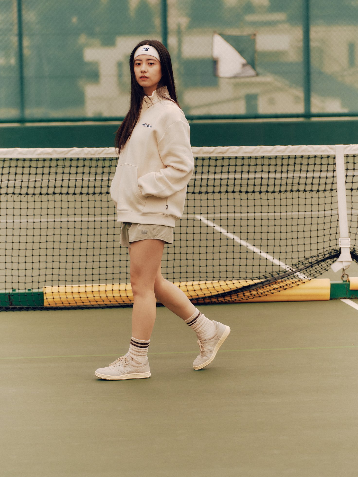 シューズを履いた足元