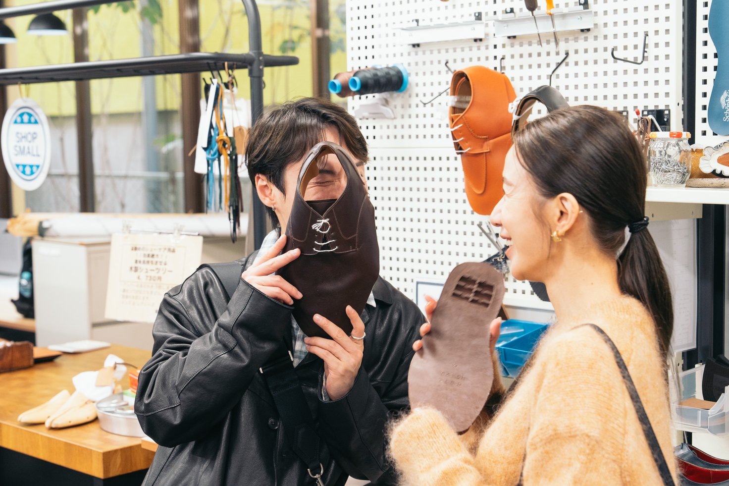 店内に展示された革に触れる2人