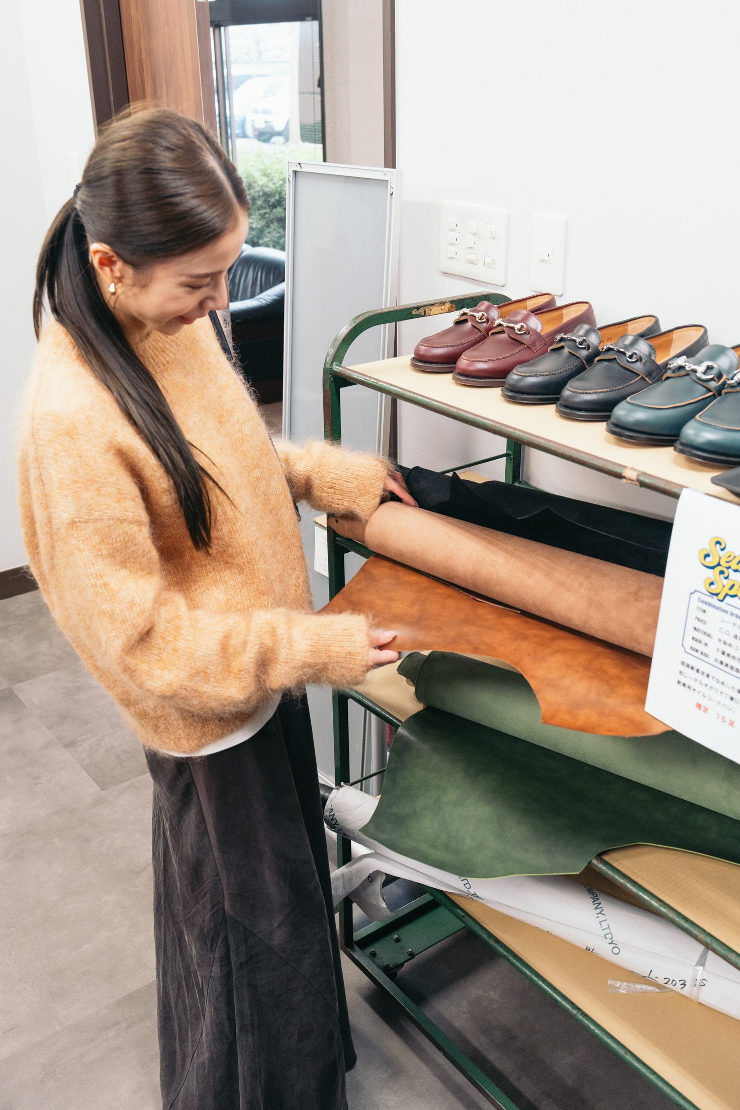 革に触れているモデル