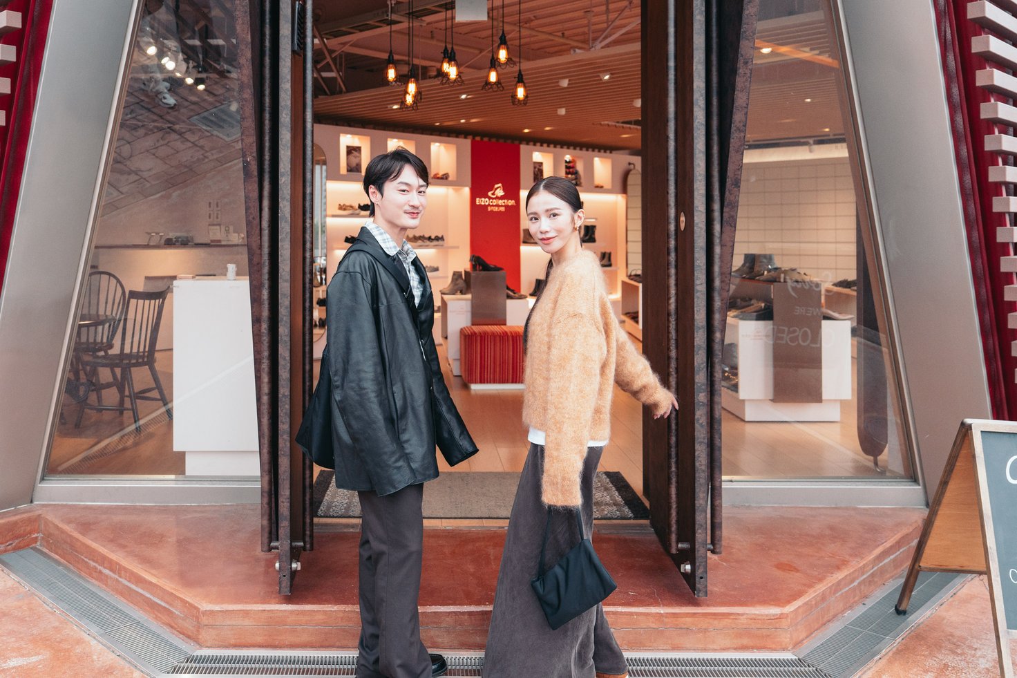 エイゾーコレクション 草加店に入店する二人