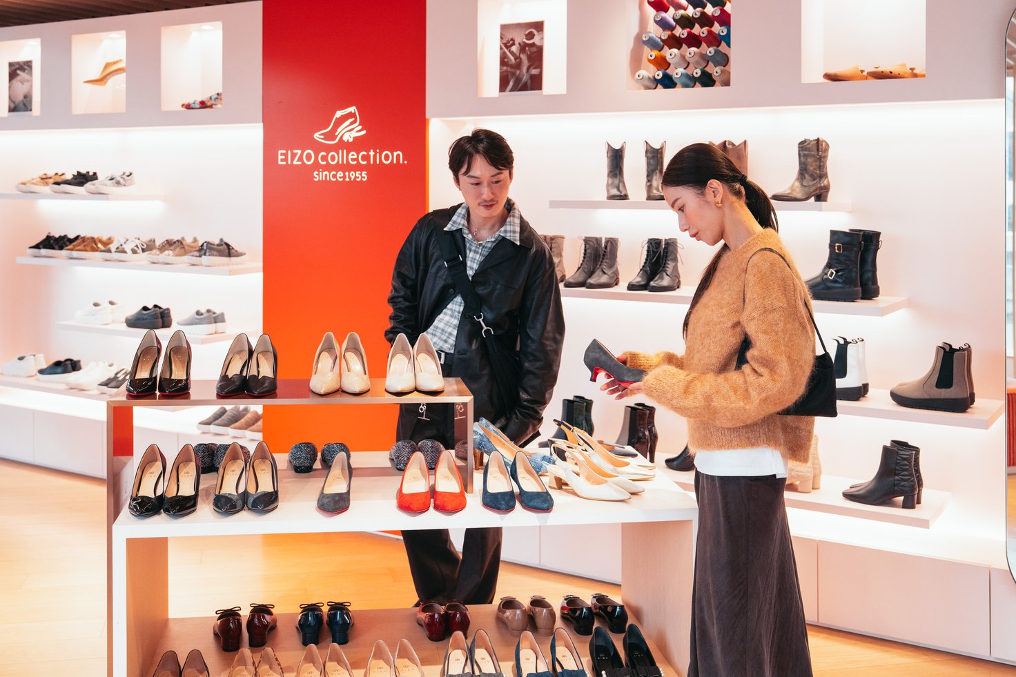 革靴を見る2人
