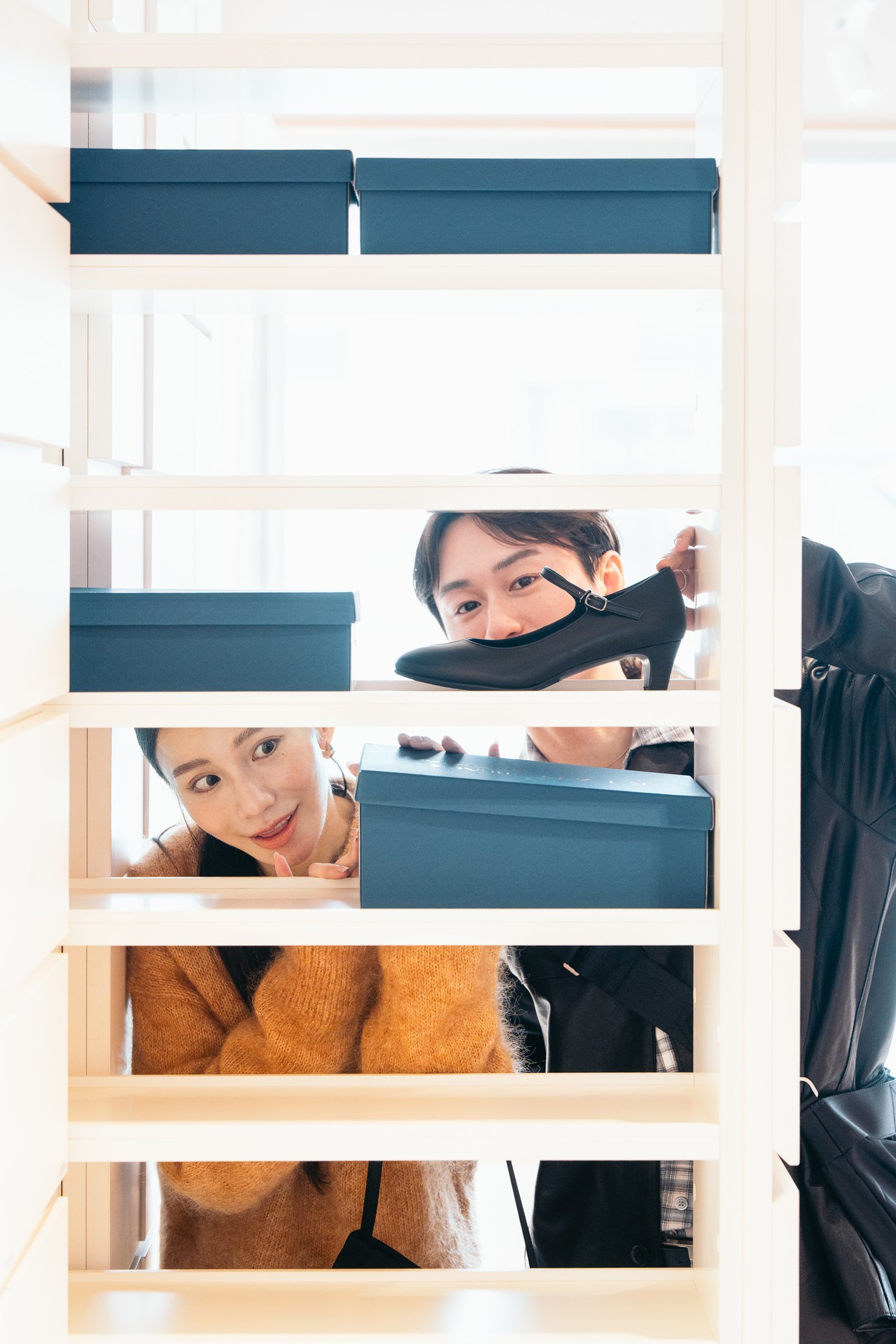 シューズクローゼットを見る2人