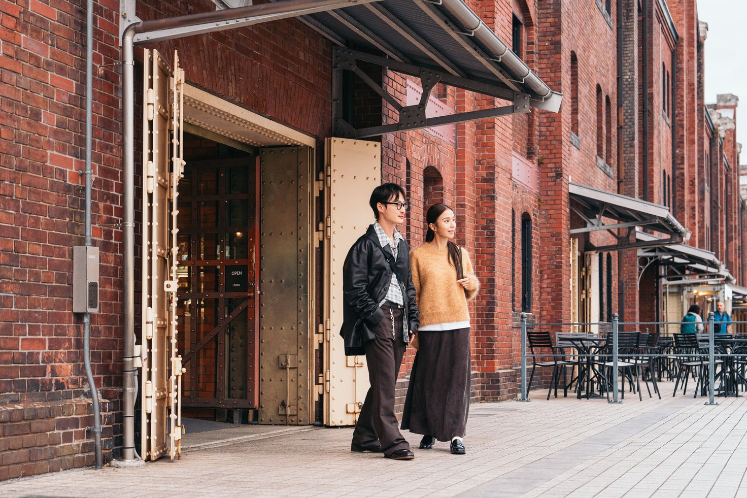 赤レンガ倉庫を歩く2人
