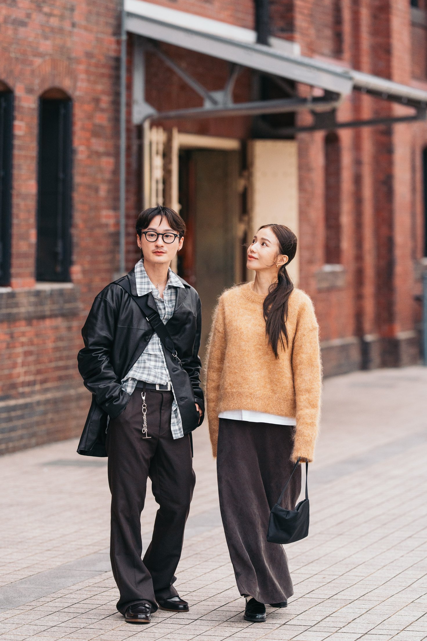 赤レンガを歩く2人