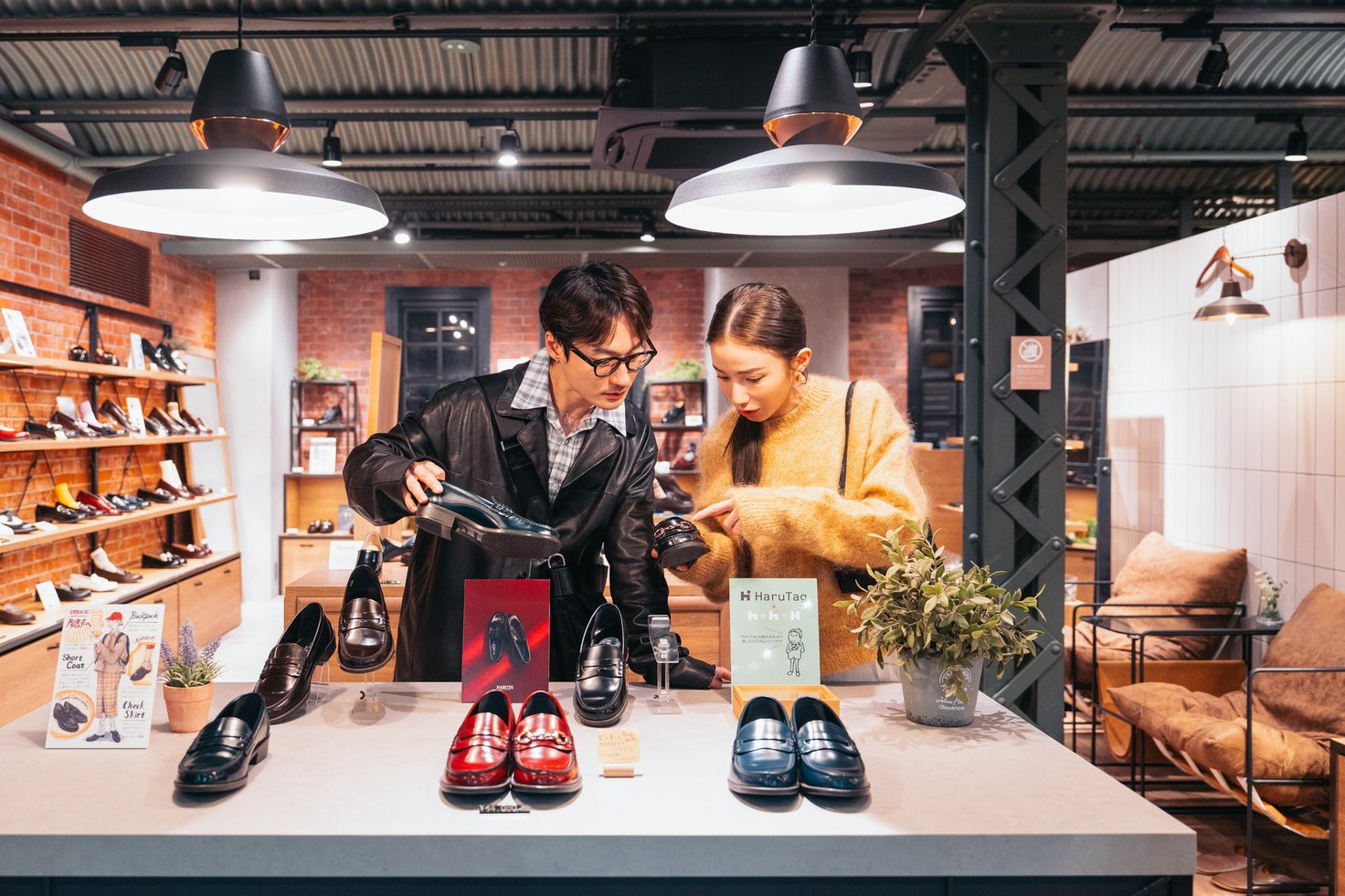 店内を物色する2人