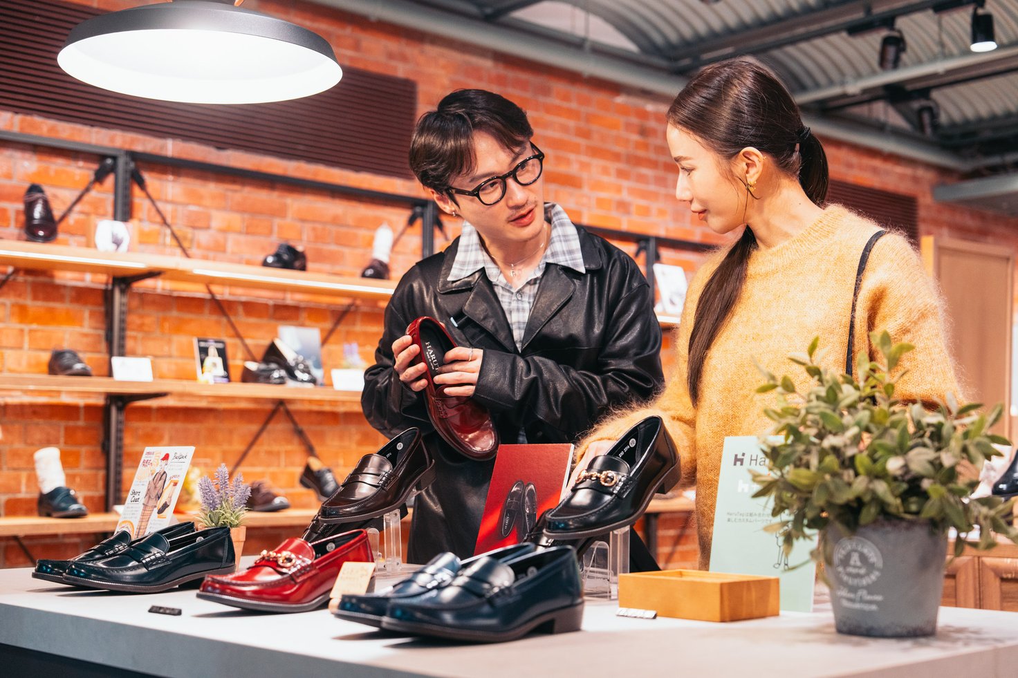 店内を物色する2人