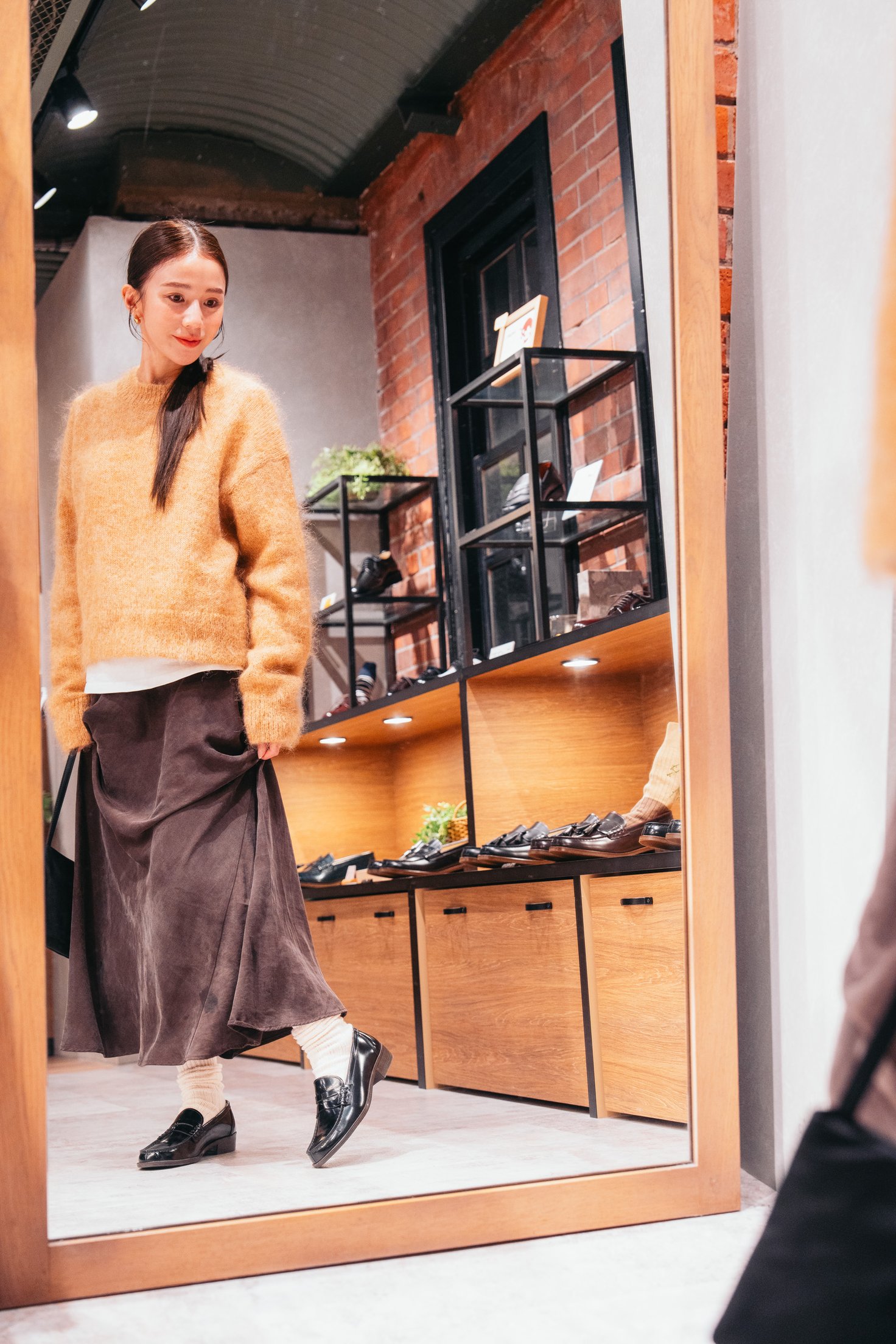 ローファーを履いたモデル