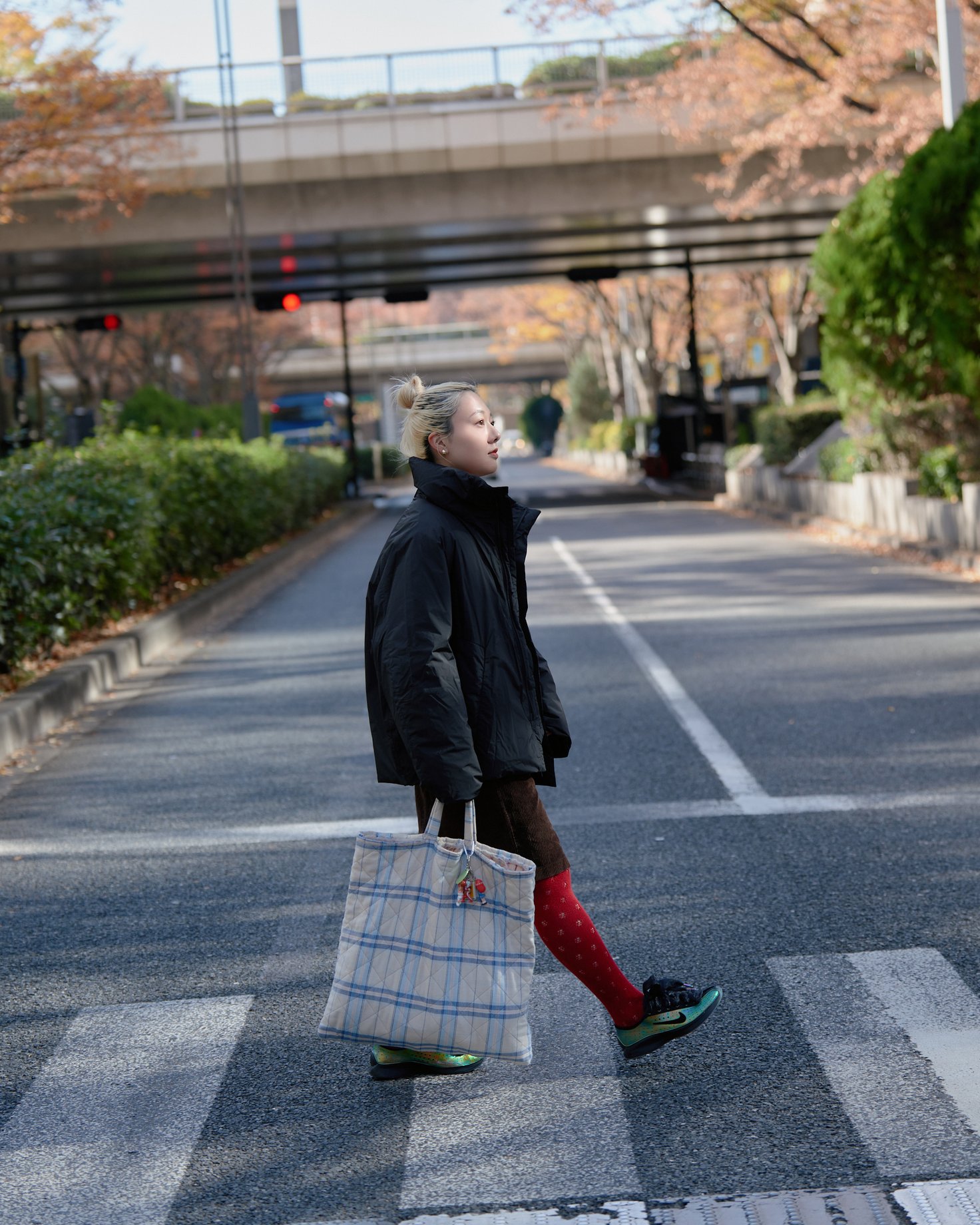 テアトラのショートコートを着たモデル