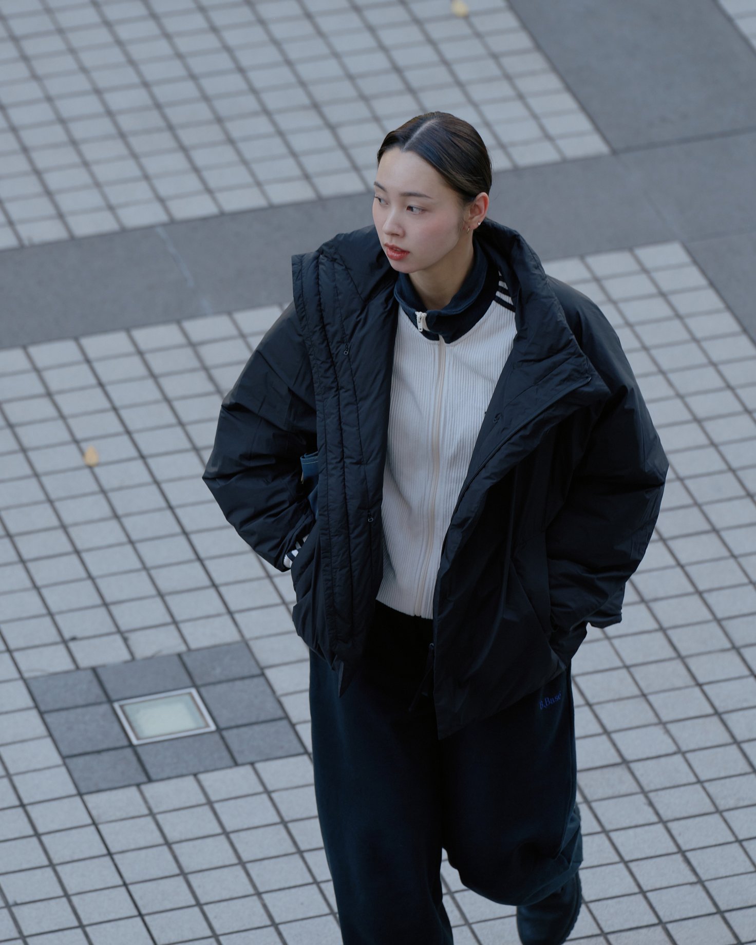 テアトラのショートコートを着たモデル