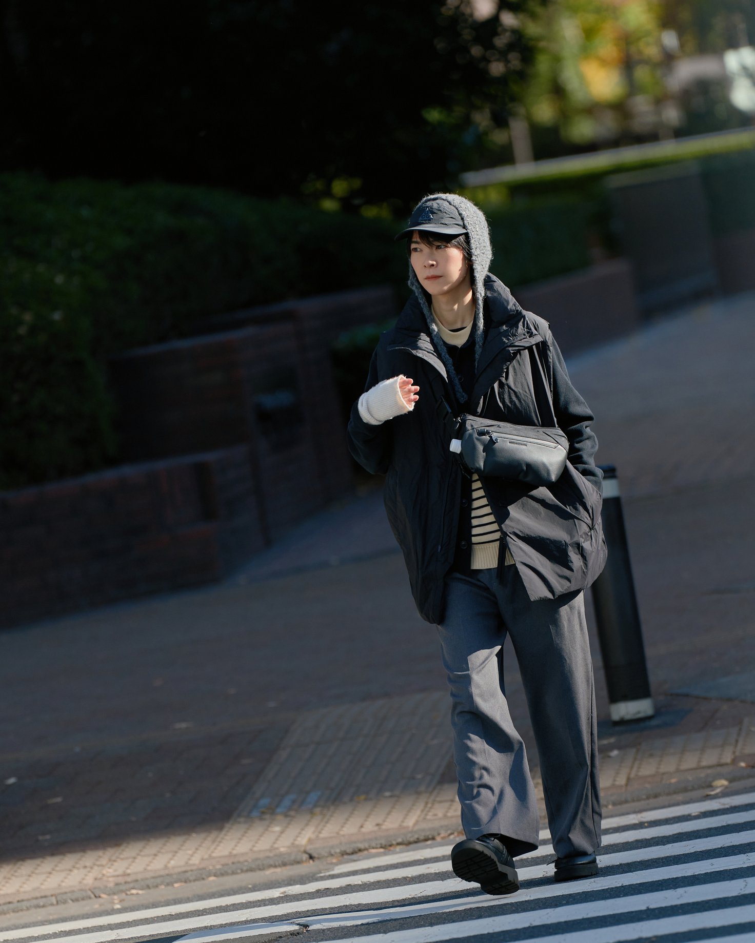 テアトラのベストを着たモデル