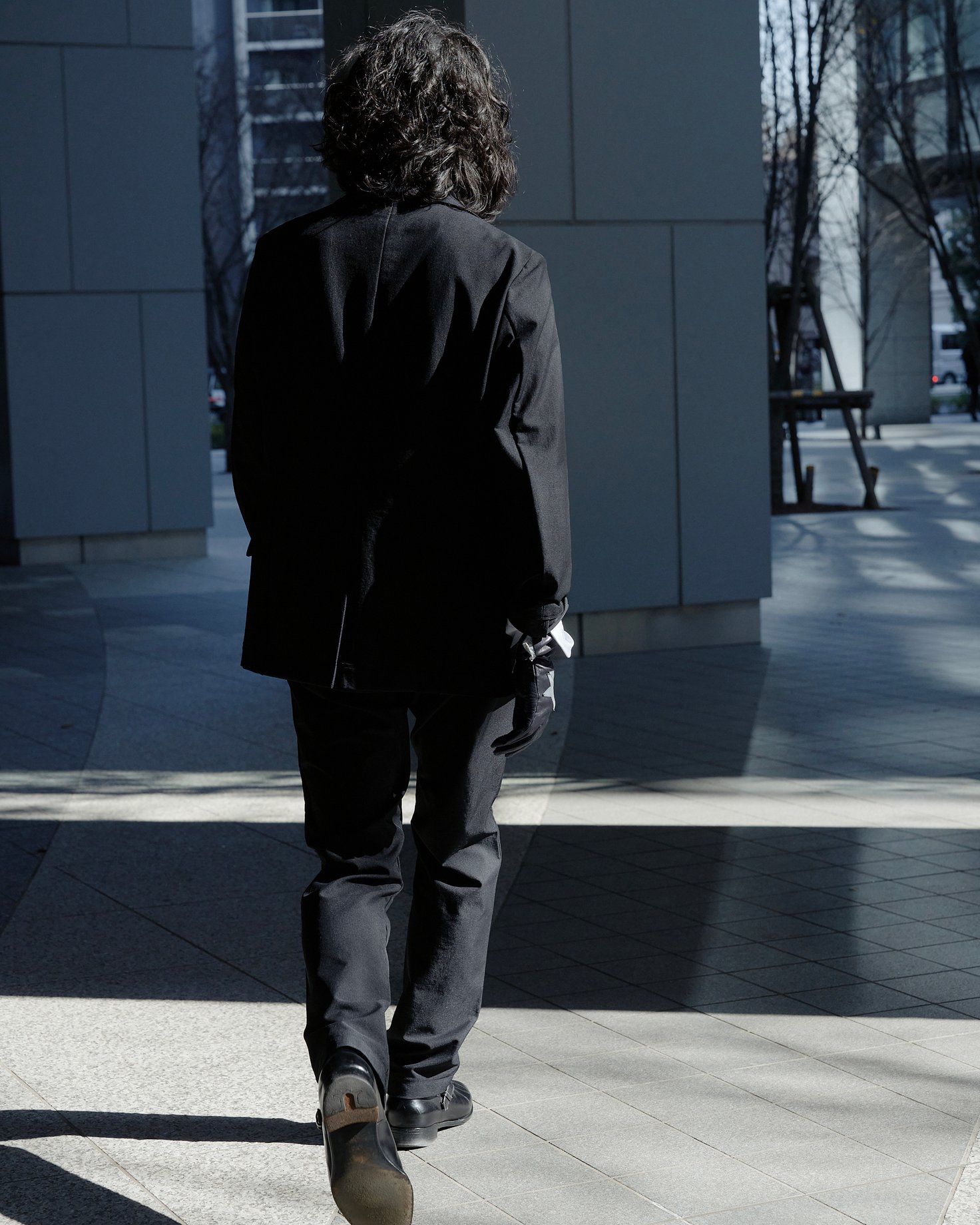 テアトラのセットアップを着たモデル