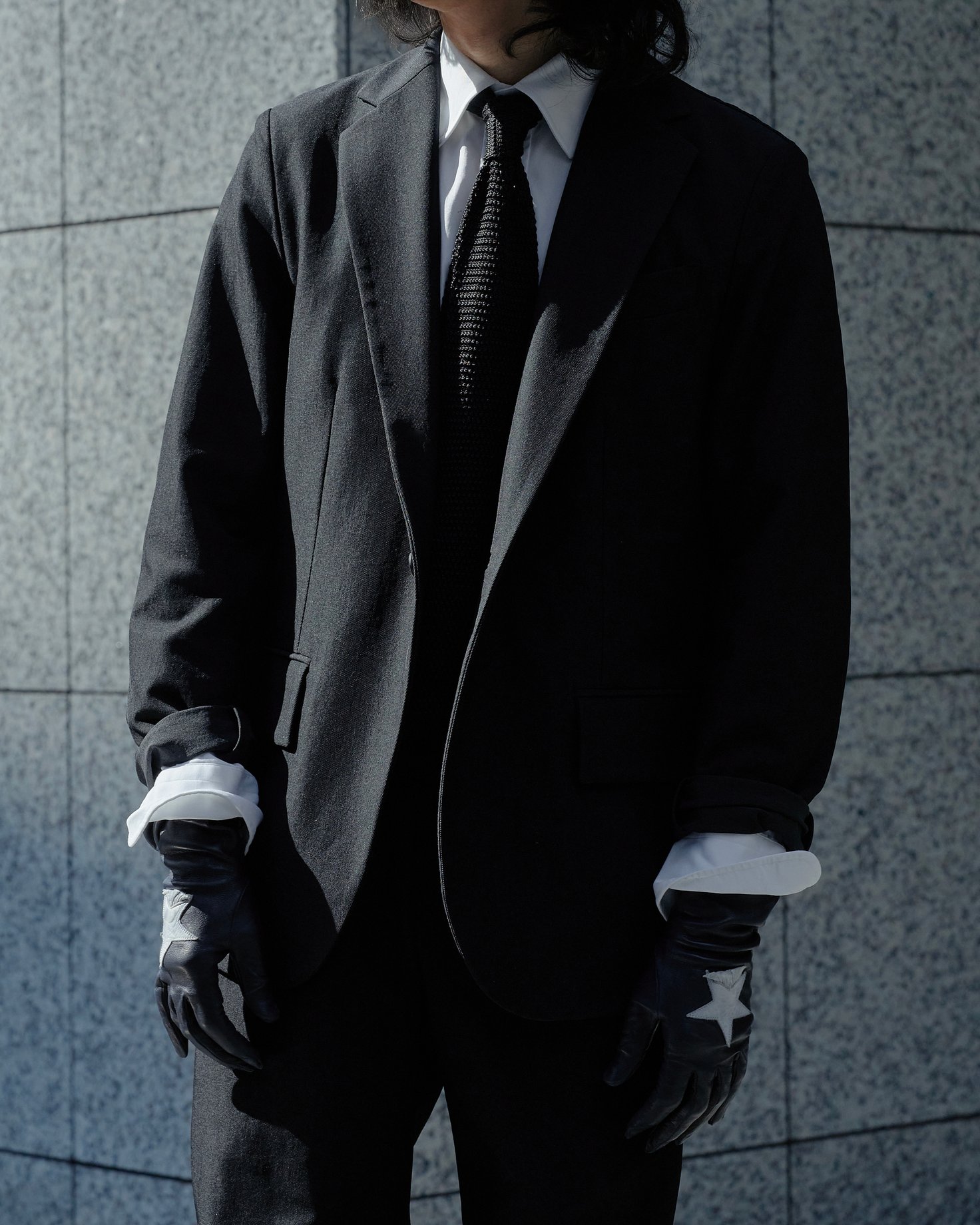 テアトラのセットアップを着たモデル