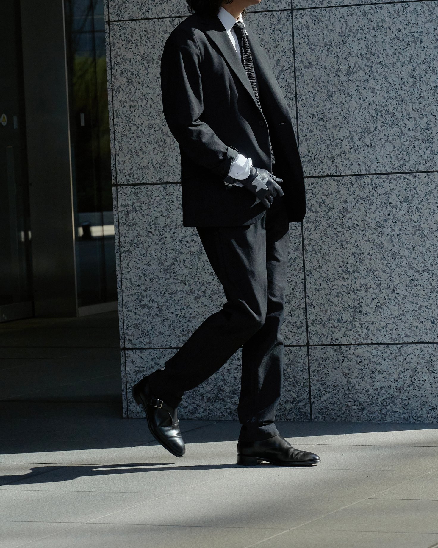 テアトラのセットアップを着たモデル