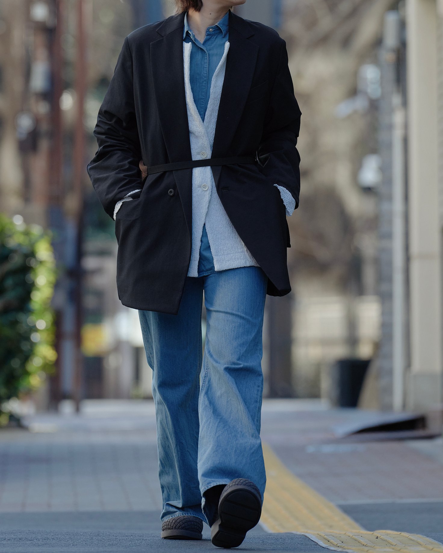 テアトラのセットアップを着たモデル