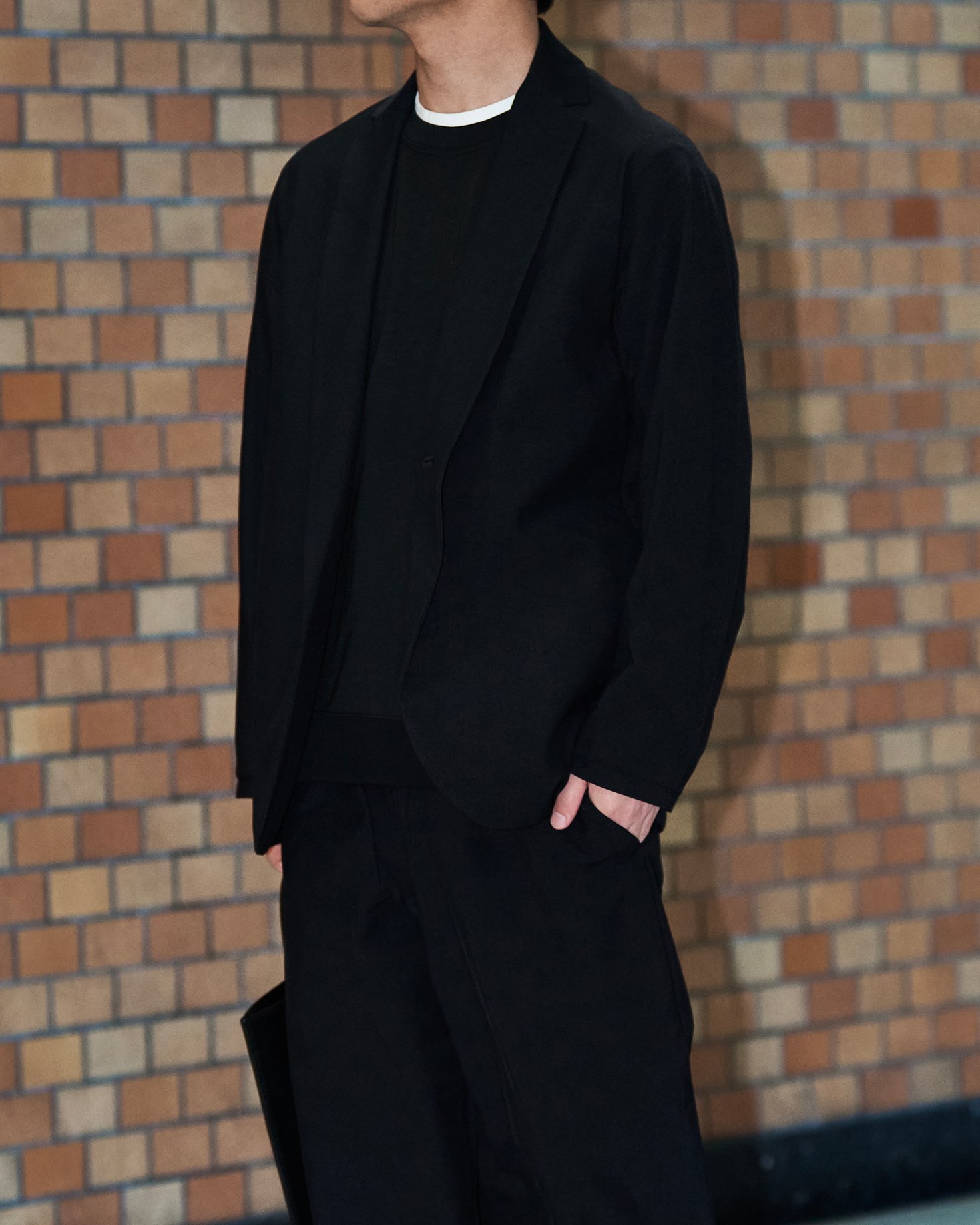 テアトラのセットアップを着たモデル