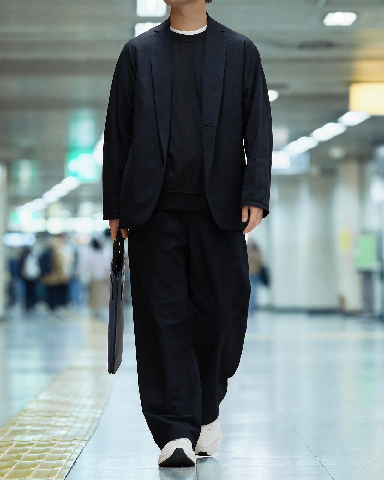 テアトラのセットアップを着たモデル