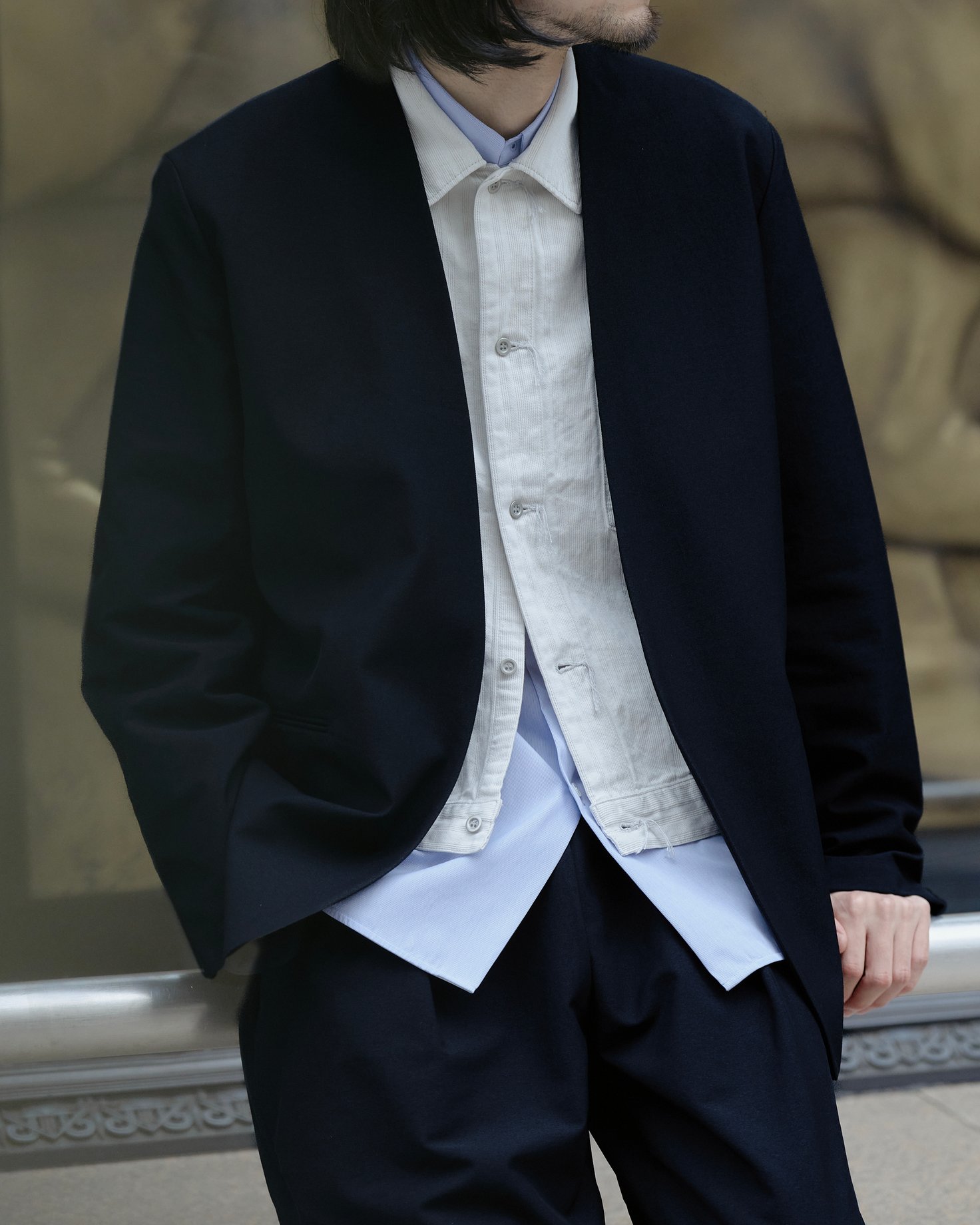 テアトラのセットアップを着たモデル