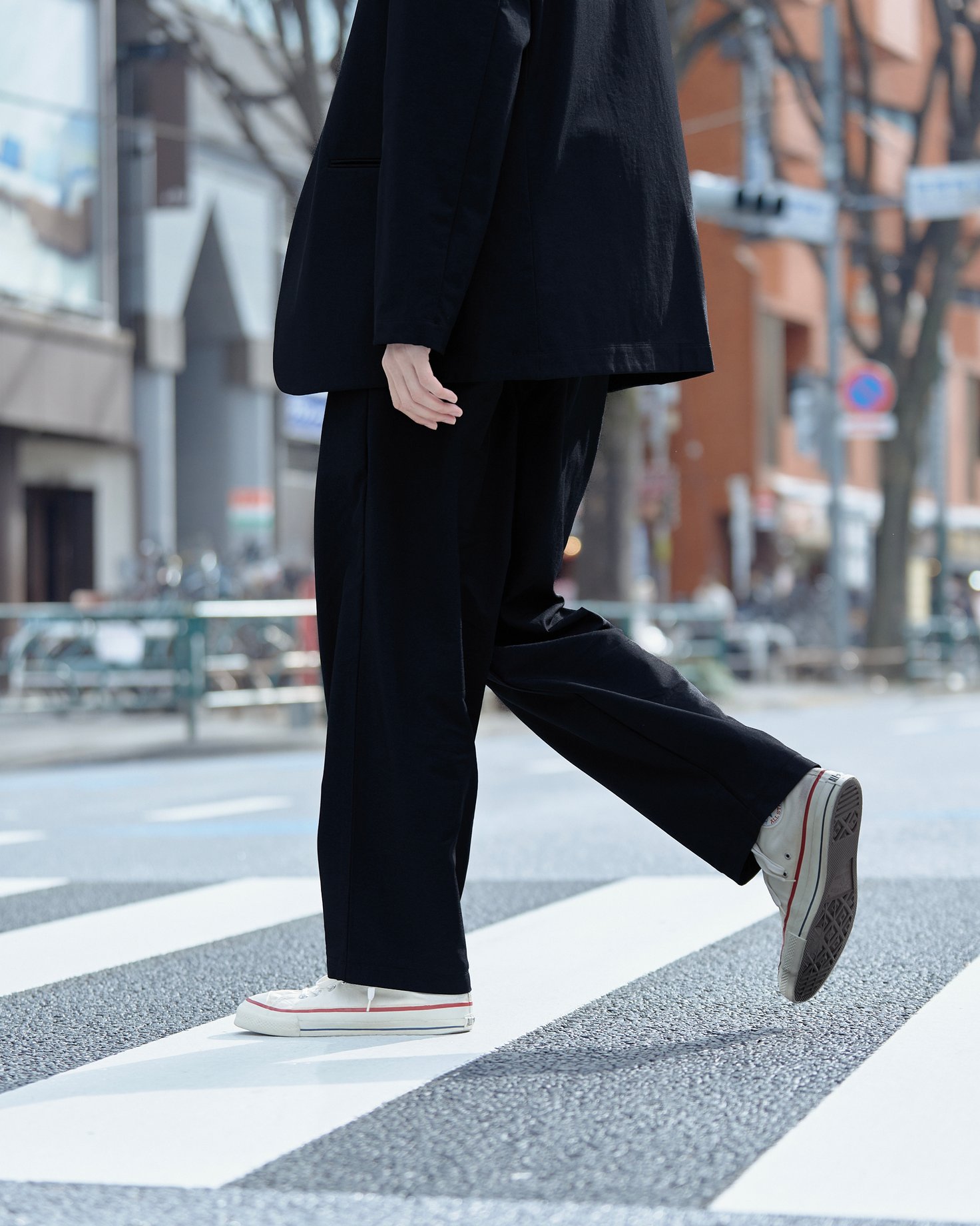 テアトラのセットアップを着たモデル