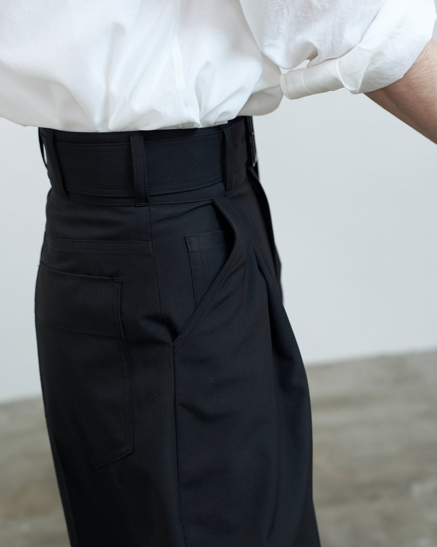 リラクスのベルテッドワイドパンツ